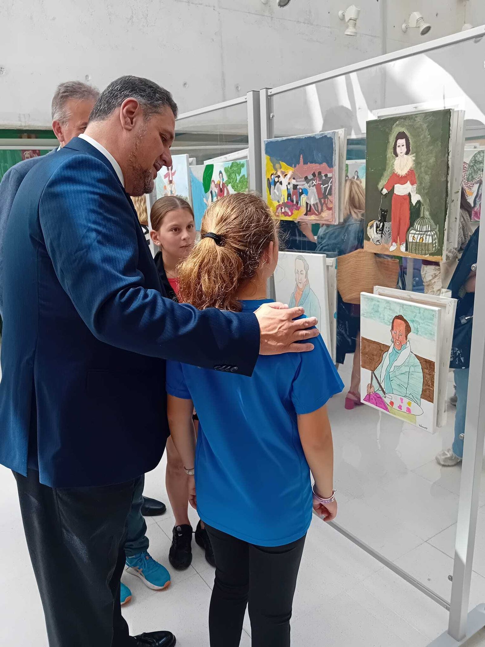 El alumnado explica al delegado la técnica utilizada para cada uno de los cuadros.