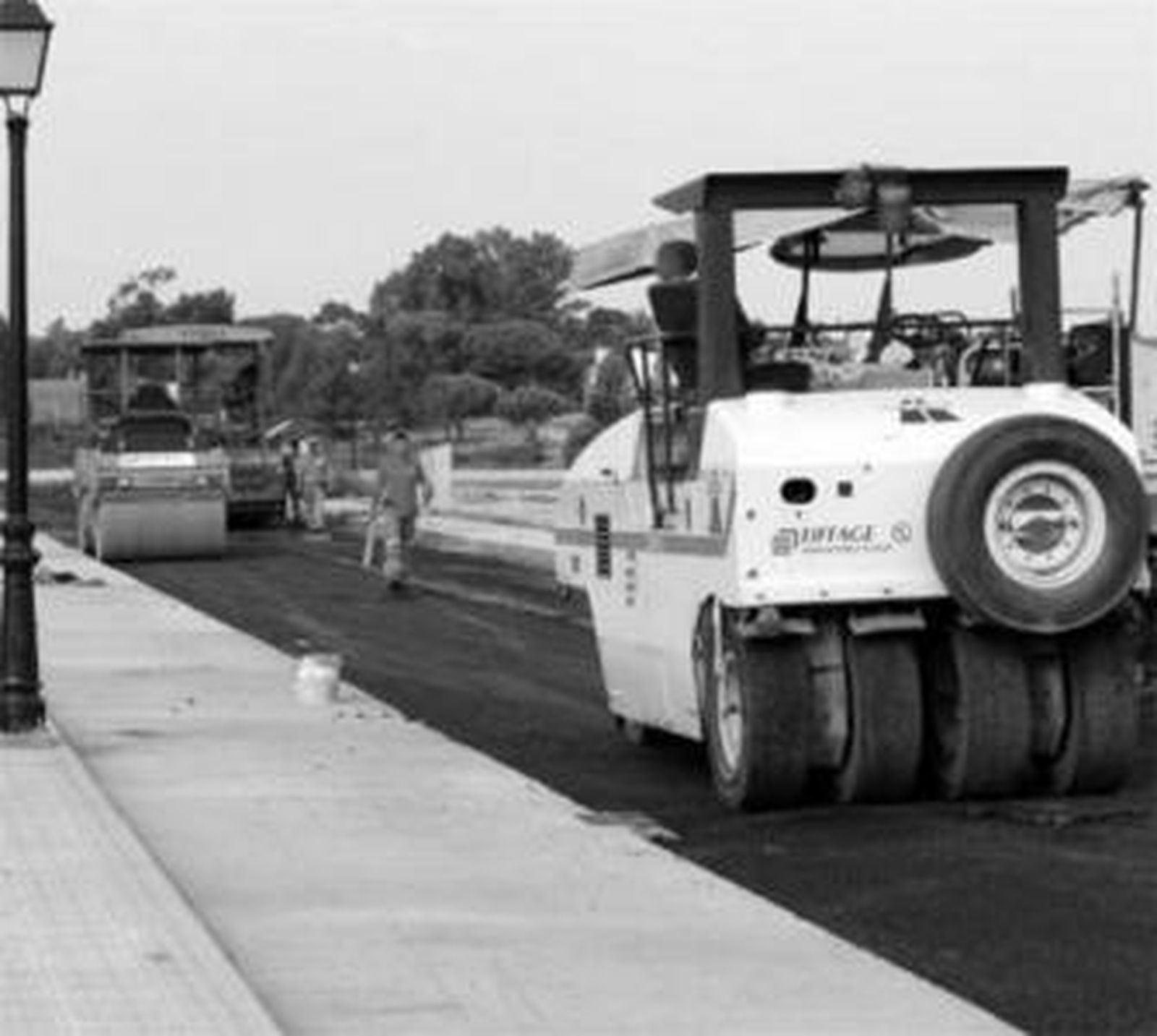 En estos días se está asfaltando las calles de la zona de Montecorto.