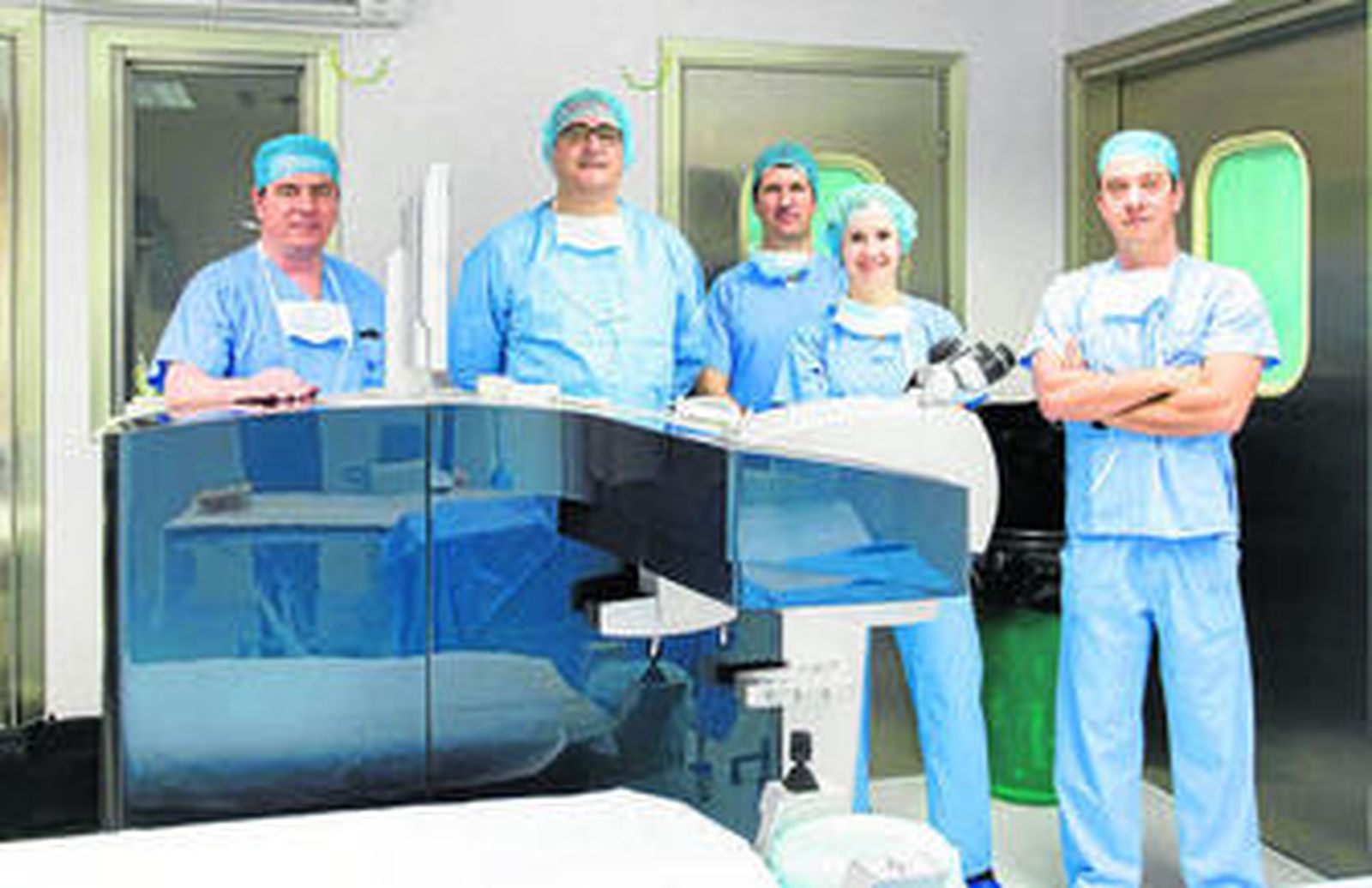 Equipo implicado en la intervención realizada por el director médico de OftalVist Jerez.