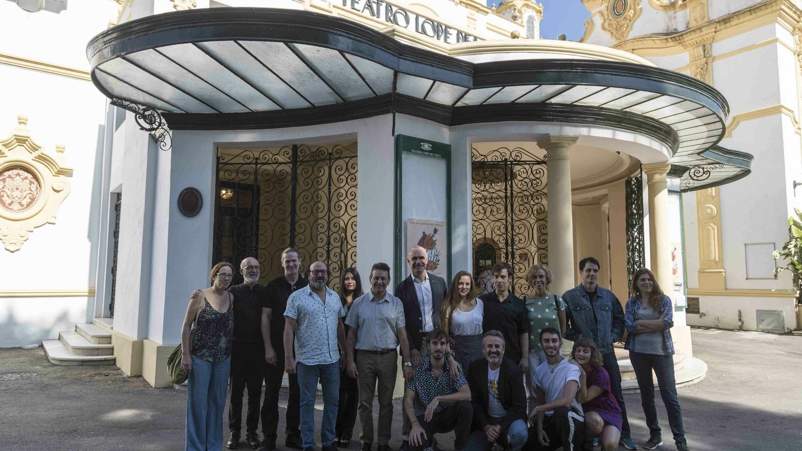 El equipo de la compañía Teatro Clásico de Sevilla posa en la puerta del teatro junto al delegado Antonio Muñoz e Isabel Ojeda, del ICAS.