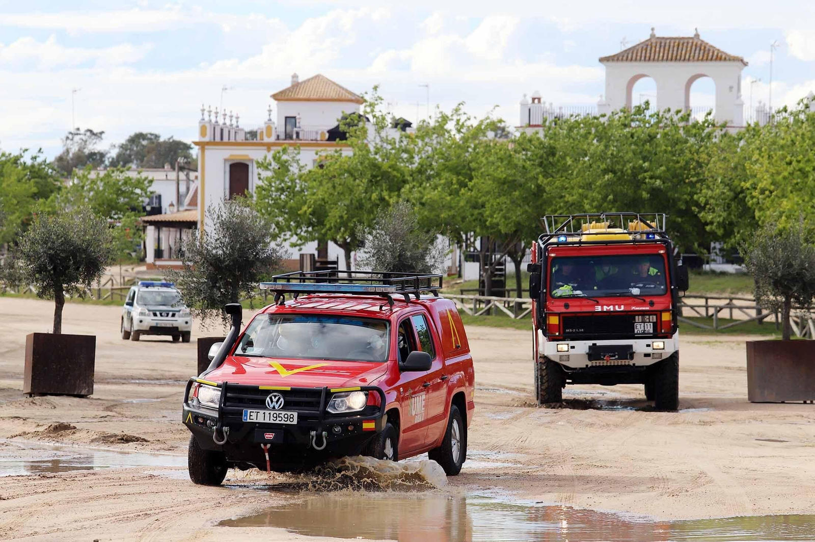 Imágenes de la presencia de la UME en el Rocío para el confinamiento
