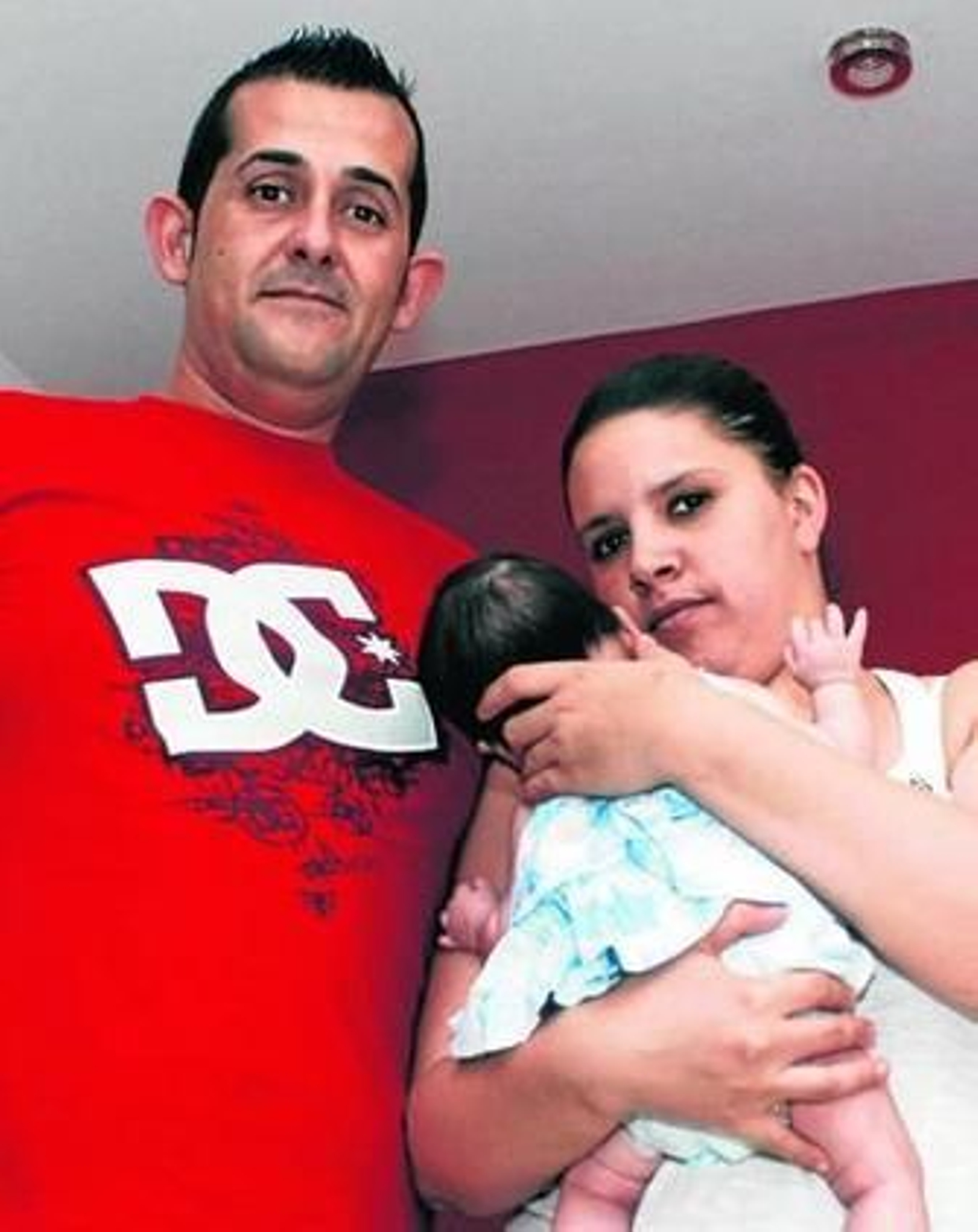 Ernesto Jaén Cardoso, ayer en su casa, junto a su pareja Isabel María, y su pequeña de dos meses.