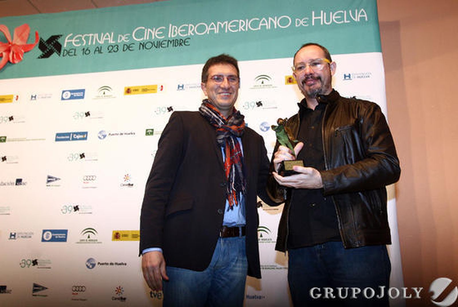 Javier Chaparro, director de 'Huelva Información', y el director Roberto Flores. 

Foto: A.Dominguez/J.Correa