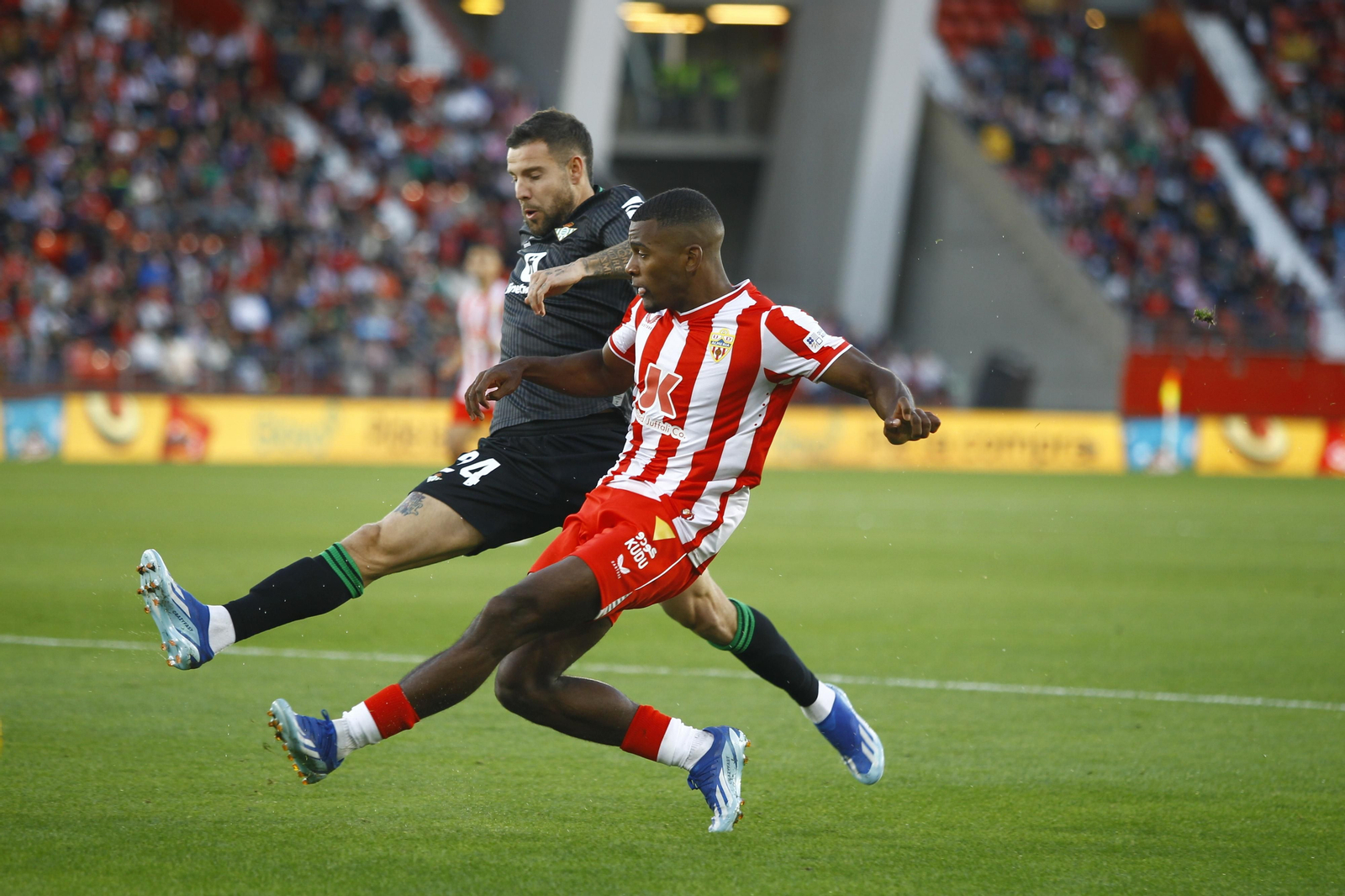 Imágenes del partido de fútbol U.D. Almería-Real Betis Balompié