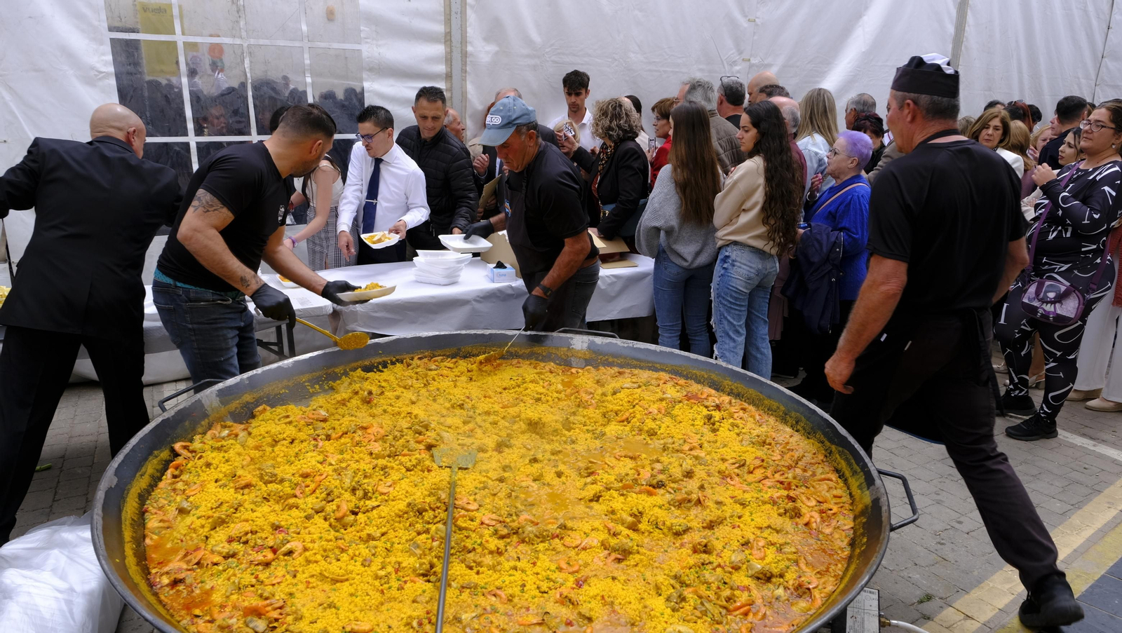 Imágenes de la procesión y paella solidaria en las Fiestas de Abla