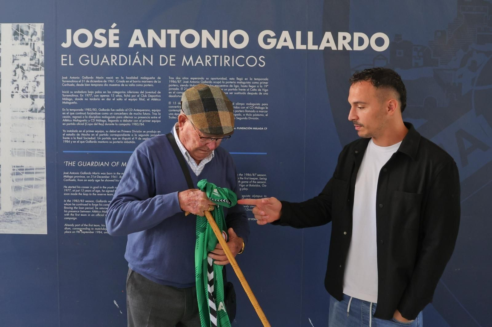 La entrega de la camiseta a la familia Gallardo por parte de Alfonso Herrero La entrega de la camiseta a la familia Gallardo por parte de Alfonso Herrero