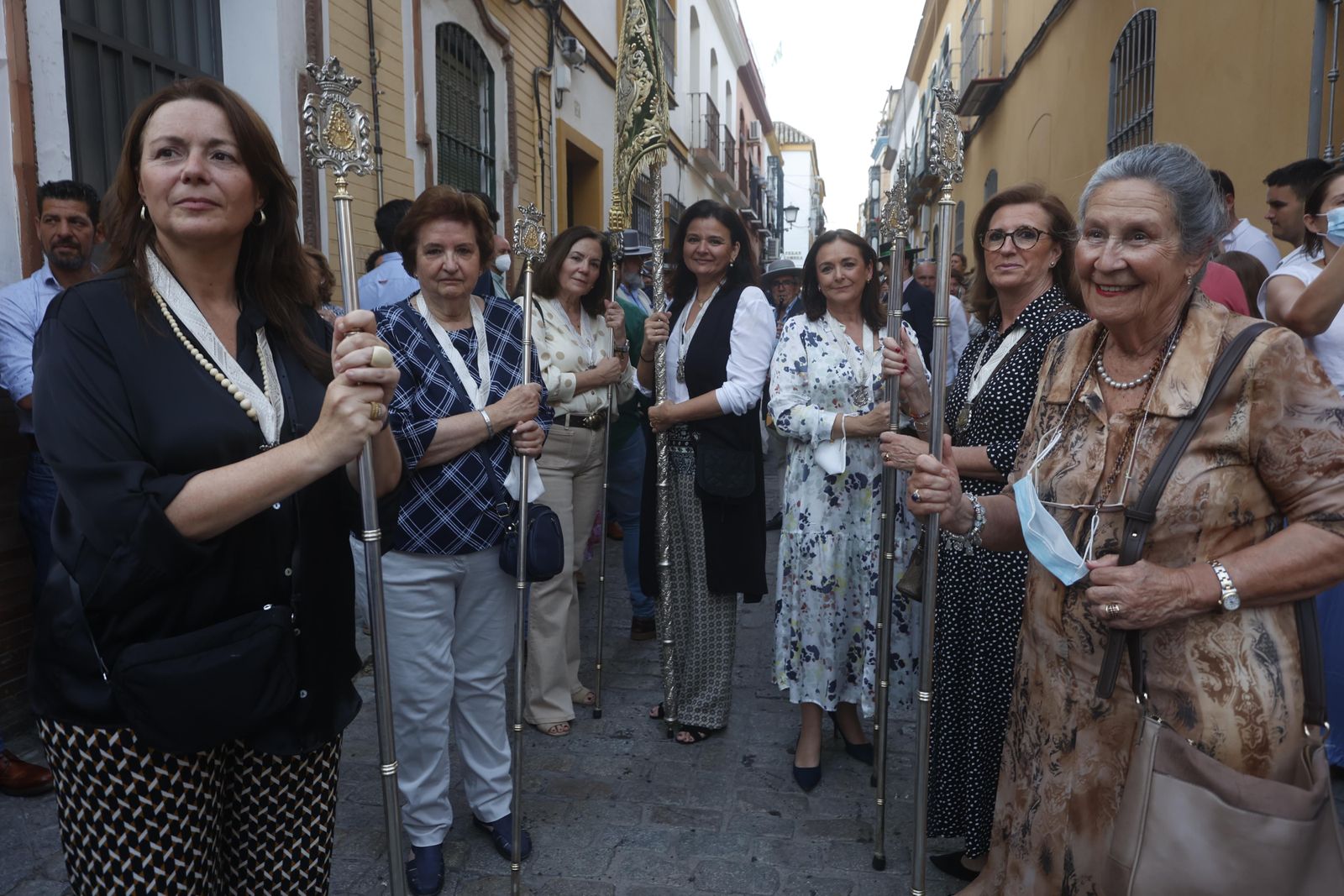 Imágenes del traslado del Simpecado de la Hermandad del Rocío de Triana