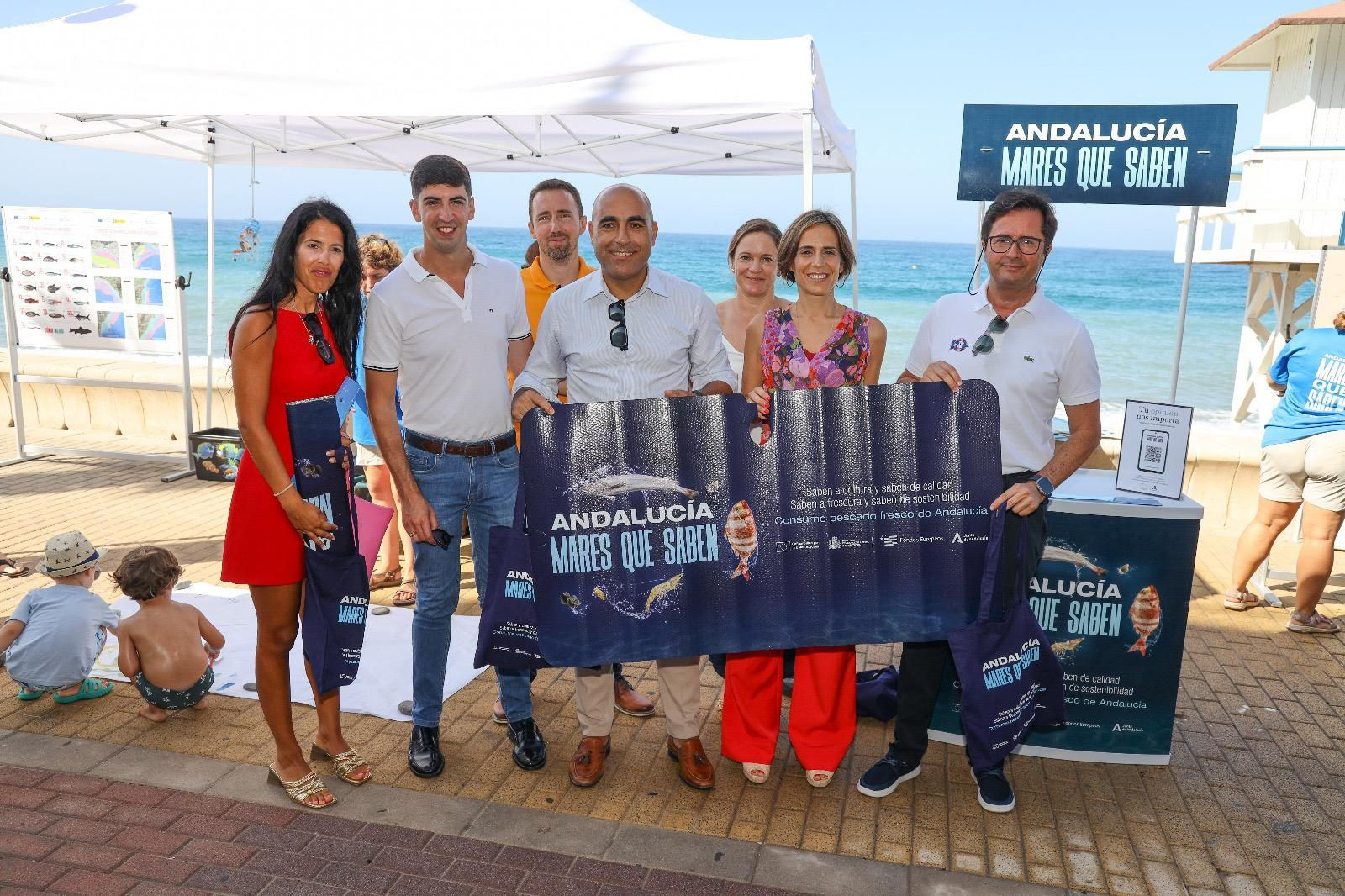 La campaña promociona productos andaluces en la playas de Balerma
