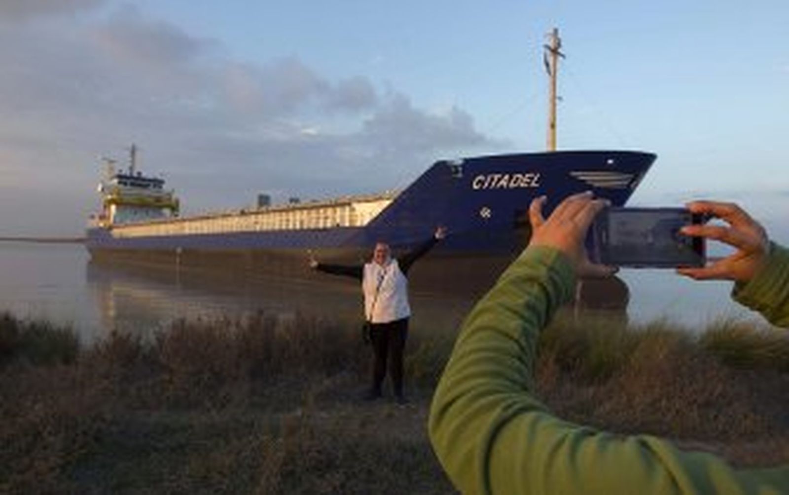 Encalla un carguero en el río Guadalquivir cerca de Trebujena