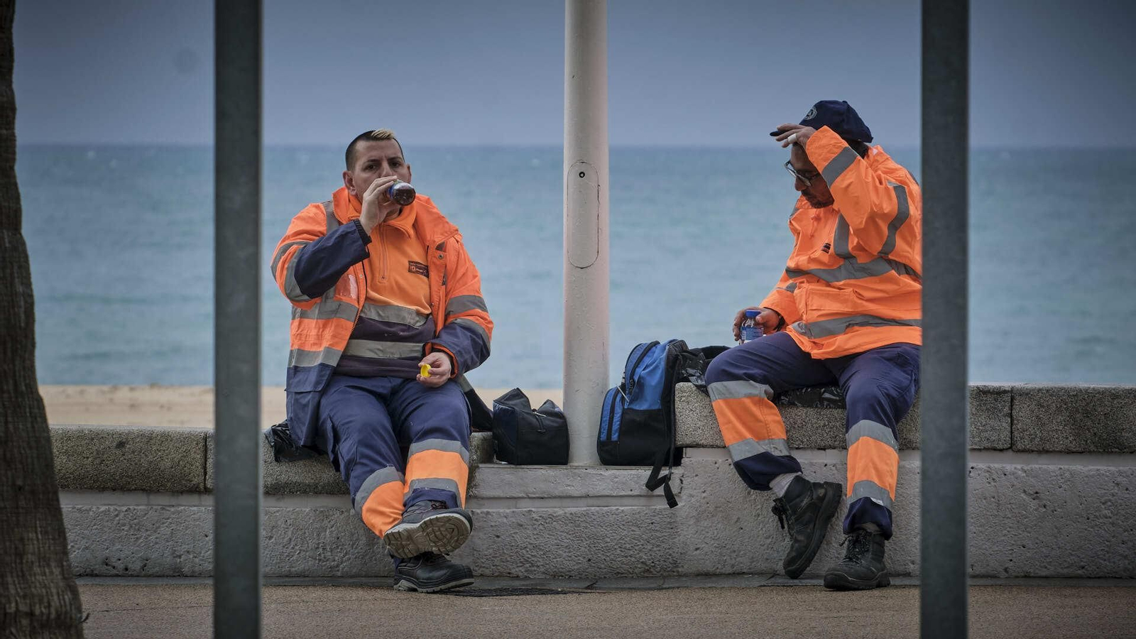 Dos trabajadores de la empresa de limpieza durante el tiempo del bocadillo