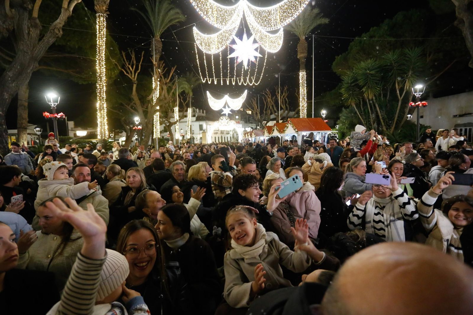 Las fotografías del encendido del alumbrado de Navidad en San Roque