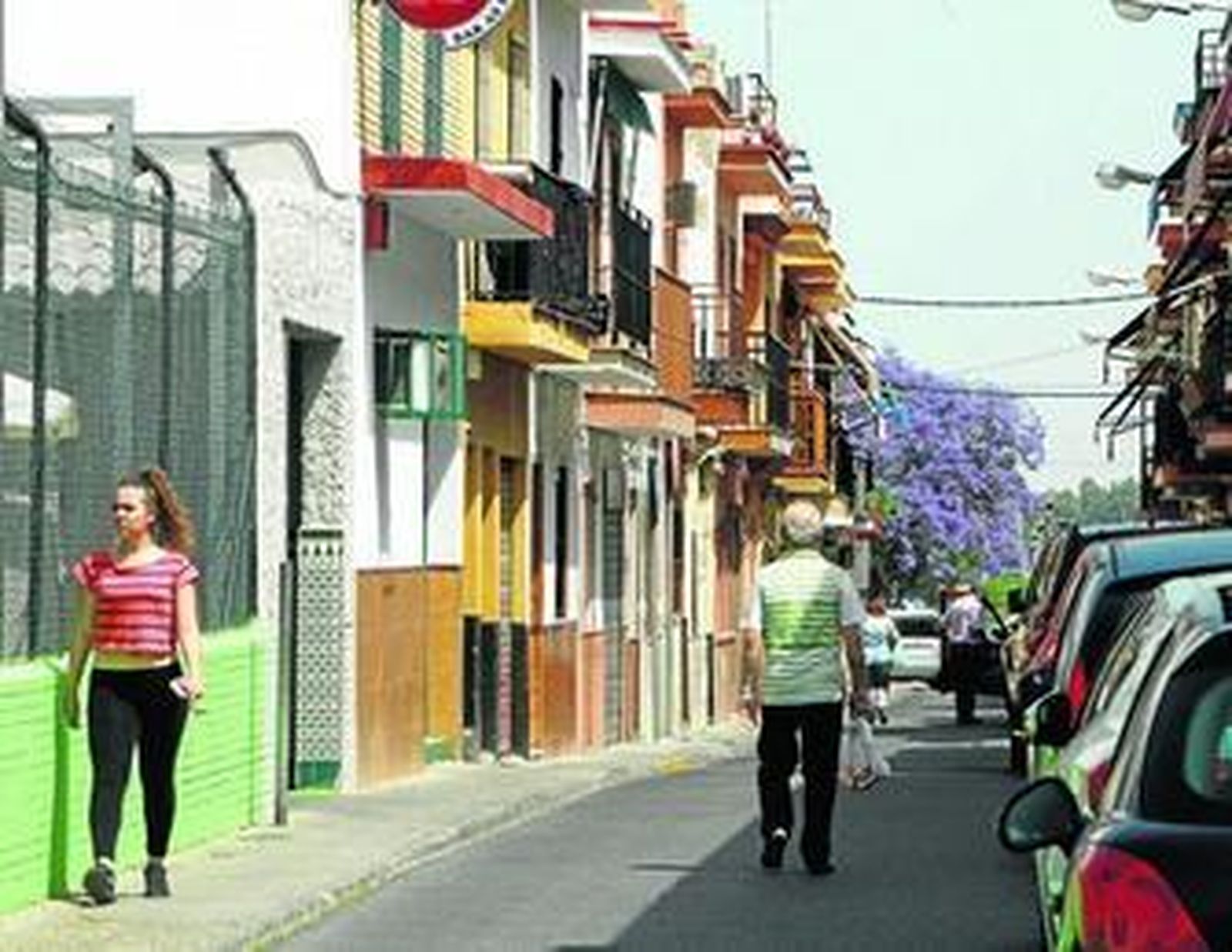 Vecinos de Torreblanca pasean por una de las calles de la barriada, uno de los territorios con más paro y clave para el resultado electoral.