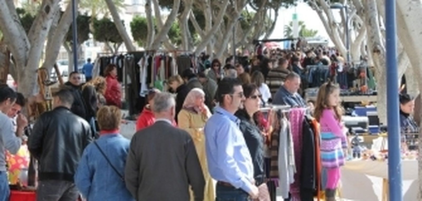 El mercadillo del ‘Soho’ llenará el Parque del Puerto de Adra todos los meses con artesanía y antigüedades