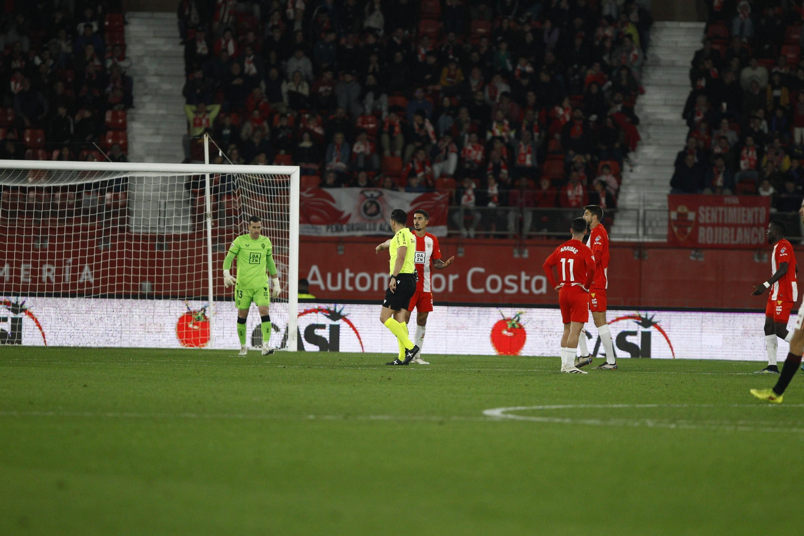 La U.D. Almería se impone por 1-0 al C.D. Mirandés y alcanza la segunda plaza, en imágenes