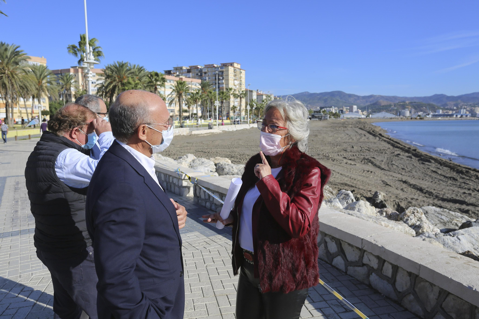Carlos Rubio y Teresa Porras en la playa de Huelin.