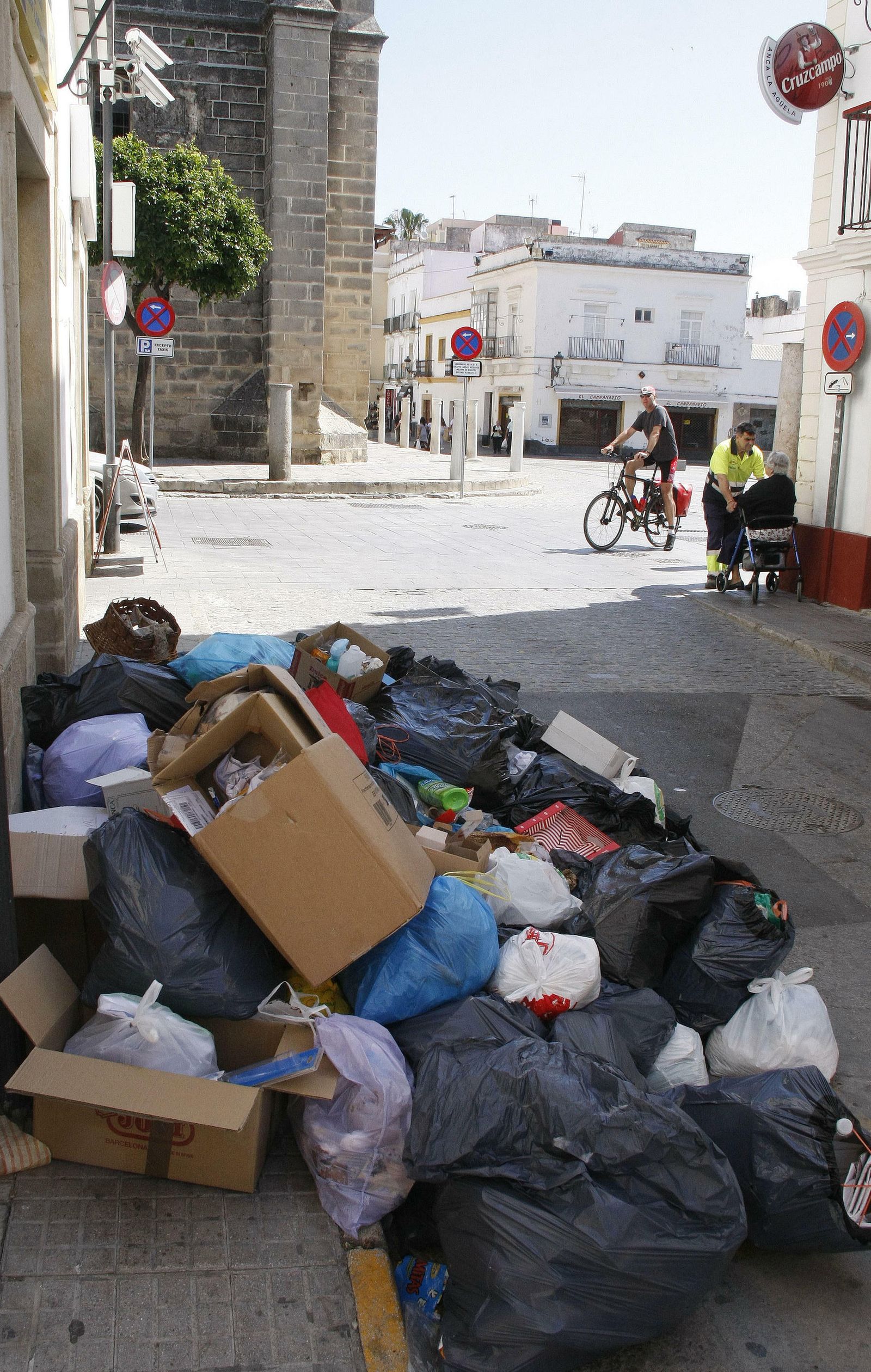 Acumulación de basura en las calles de El Puerto.