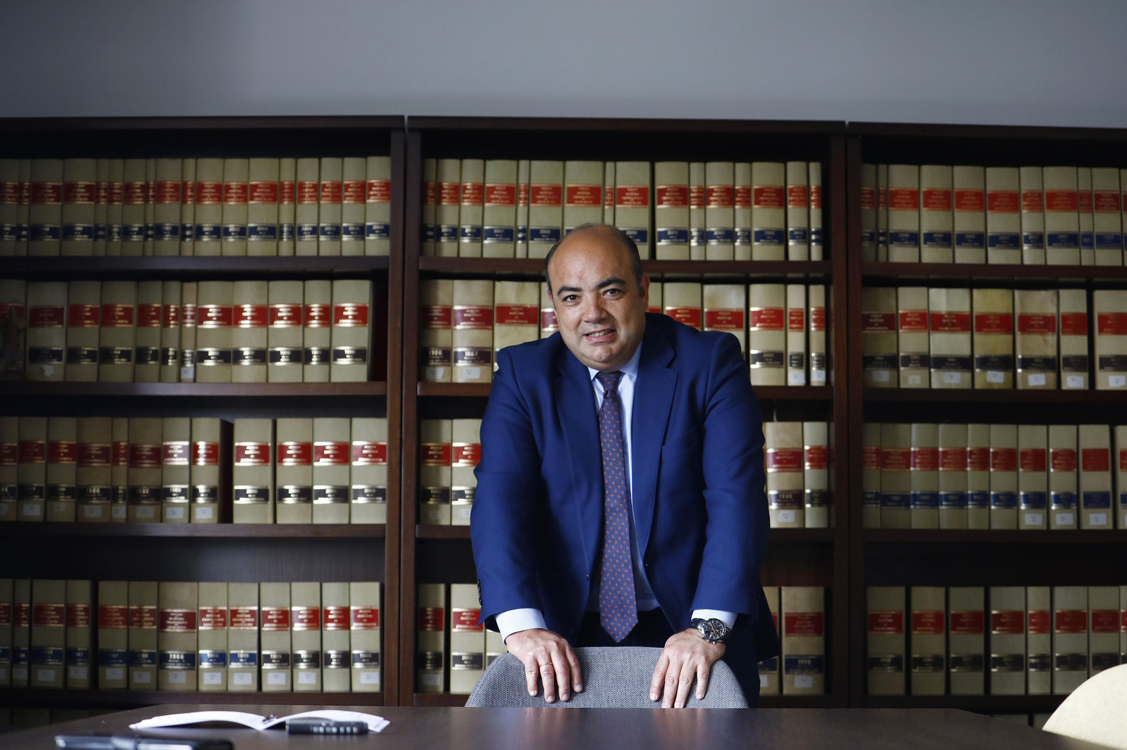 José Luis Garrido posa en las dependencias de Bufete Jurídico Garrido.