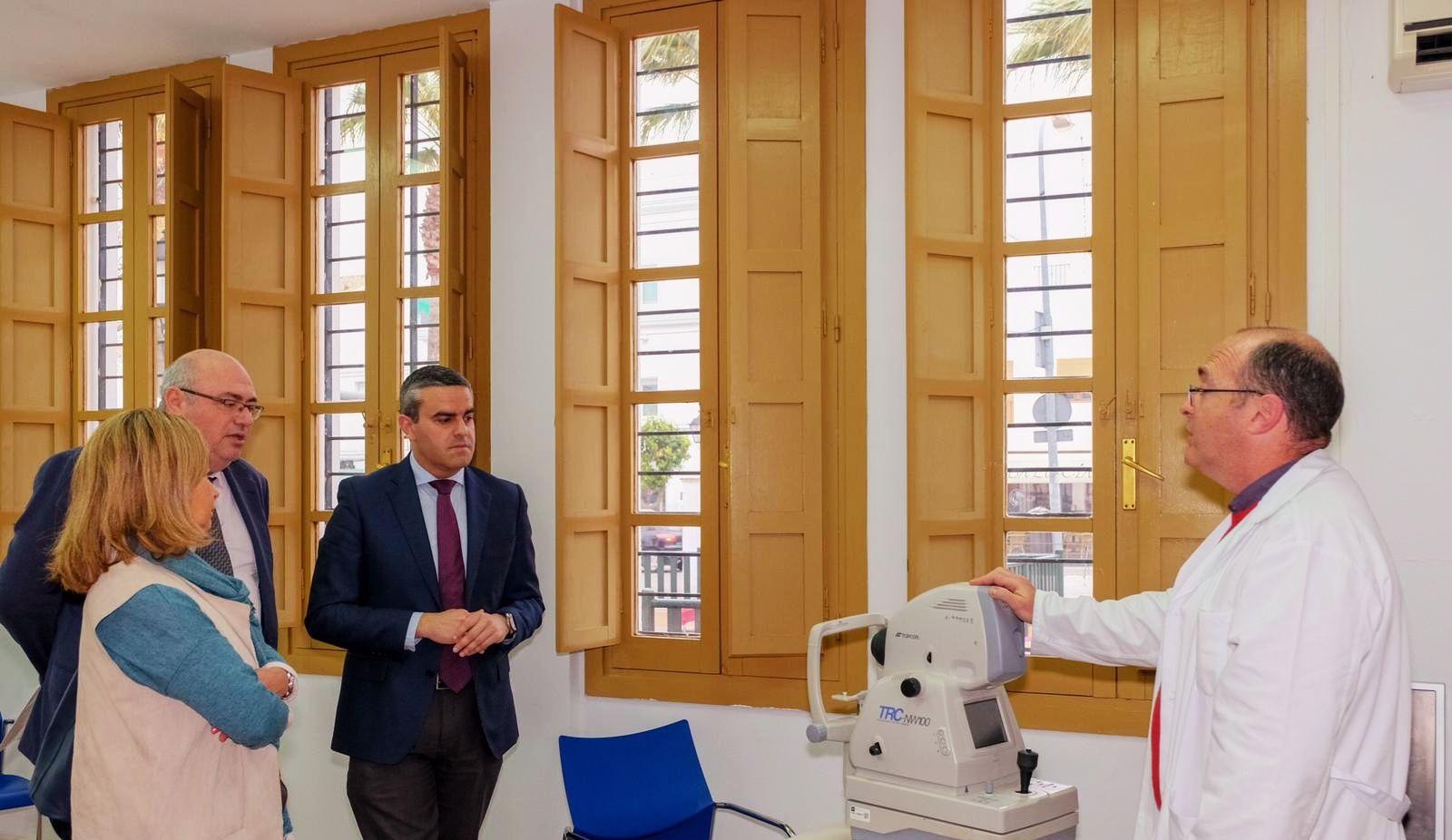 Las autoridades provincial y local, junto a los responsables del centro de salud conocieron el nuevo equipamiento.