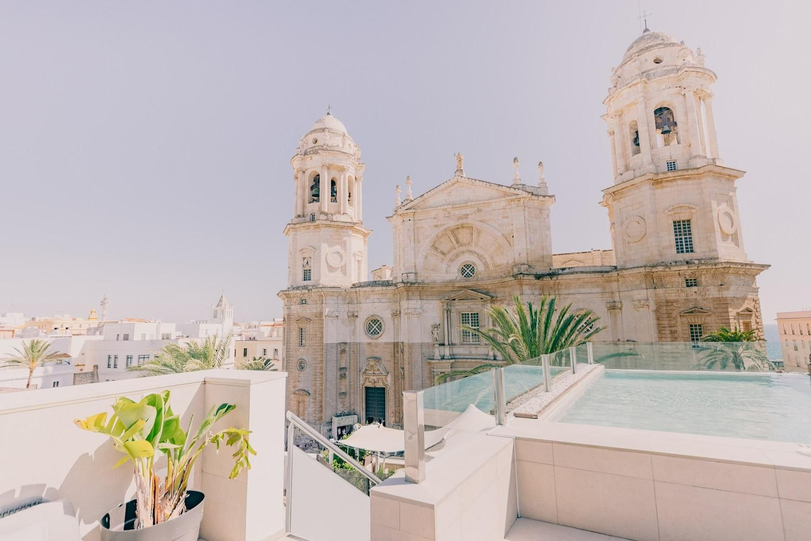 Desde la terraza de Aleph podrás contemplar unas vistas increíbles a la Catedral de Cádiz