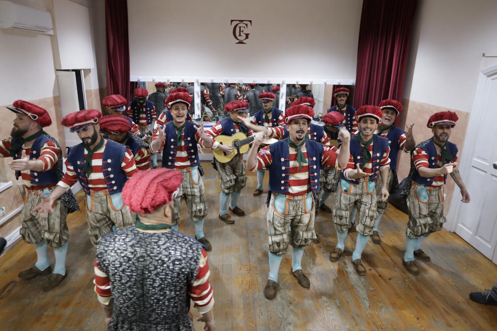 Nene Cheza dirigiendo a su comparsa en camerinos.
