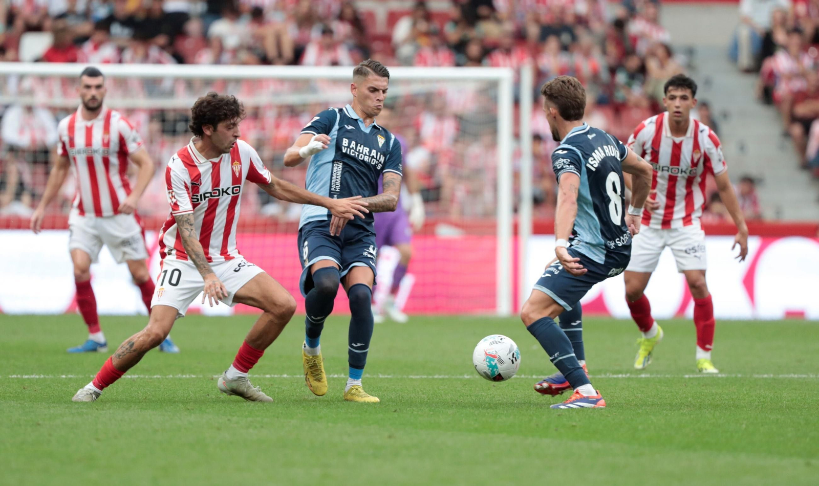 Álex Sala, entre Gelabert e Isma Ruiz, en el partido ante el Sporting del pasado lunes.