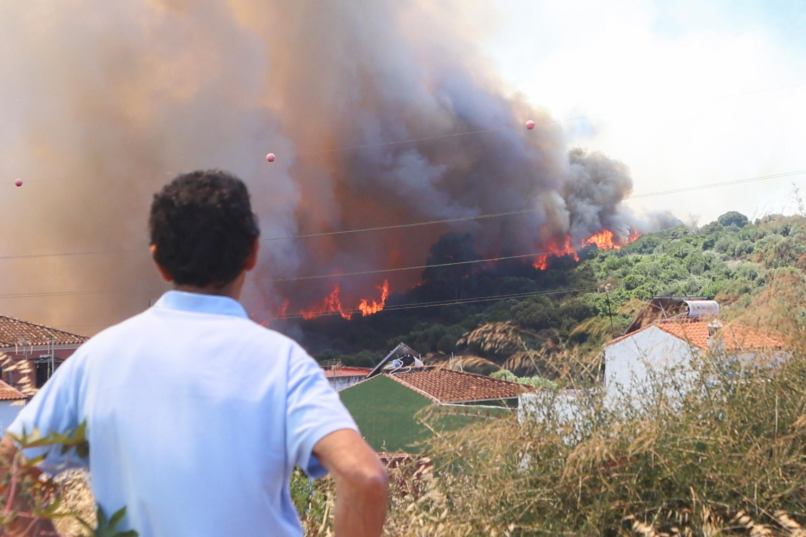 Las fotografías del incendio en el paraje de Botafuegos, en Algeciras