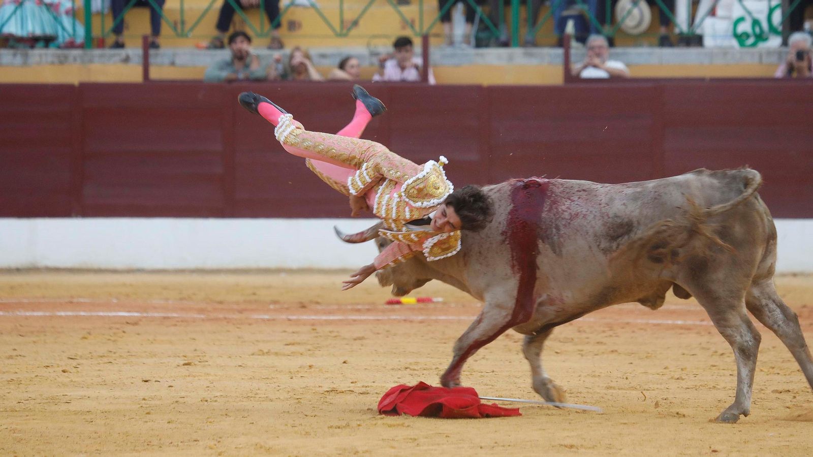 Un momento de la cogida de Manuel Román por el cuarto de la tarde.