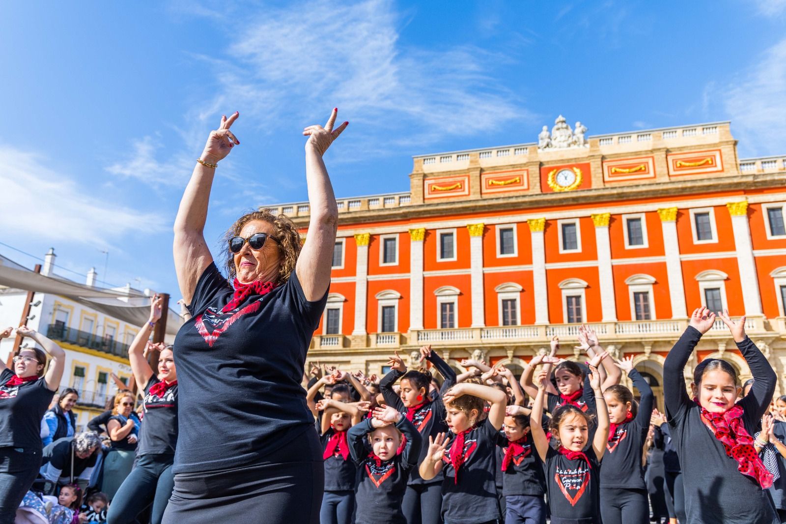 El flamenco toma la plaza del Rey: 'flashmob' de las academias de baile en San Fernando