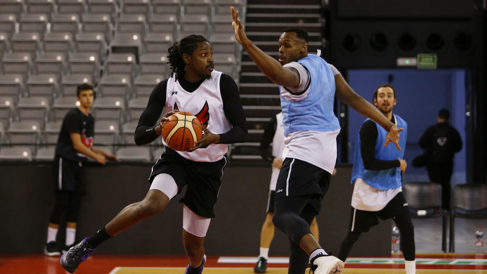 MIkal Riley y Earl Watson, durante el entrenamiento de este lunes.