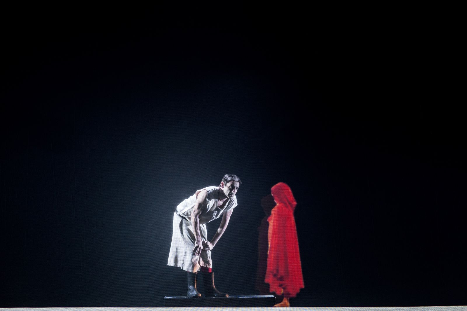 Albert Pla conversa con la niña-holograma que aparece en su último espectáculo, 'Miedo'.