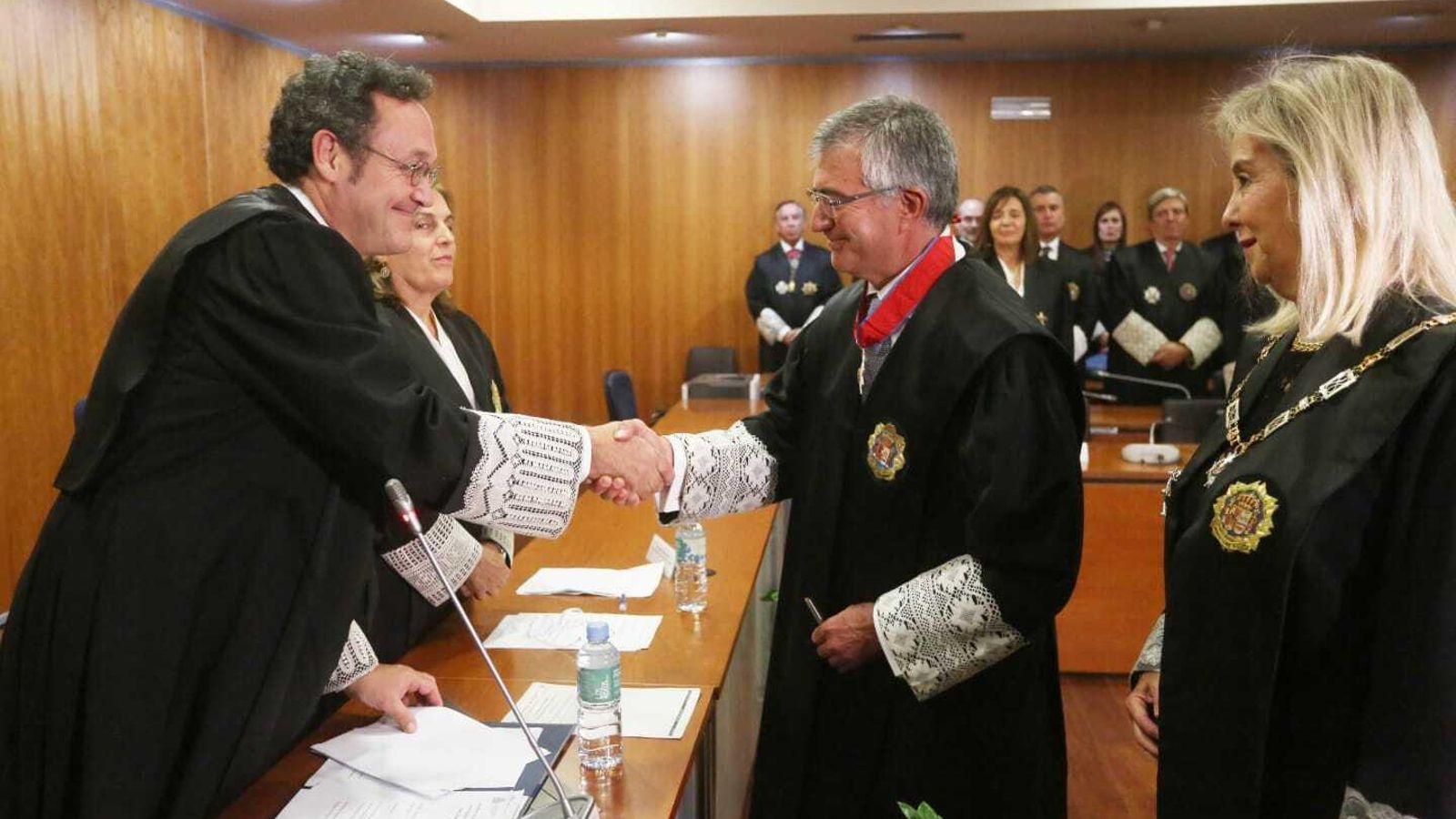 El fiscal general del Estado y el nuevo fiscal jefe de Málaga estrechan sus manos en la toma de posesión.