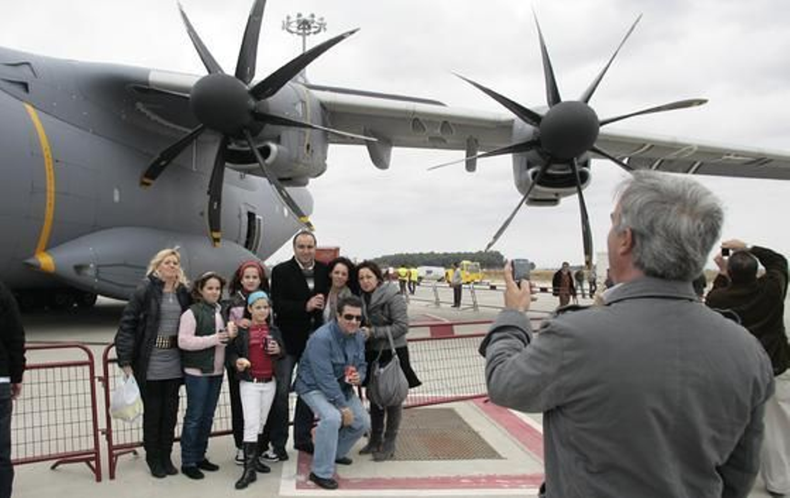 EADS reunió en San Pablo y Tablada a 30.000 familiares y amigos de sus empleados en el denominado Día de la Familia, en el que visitaron las instalaciones de la empresa y diferentes aviones.

Foto: Juan Carlos Muñoz