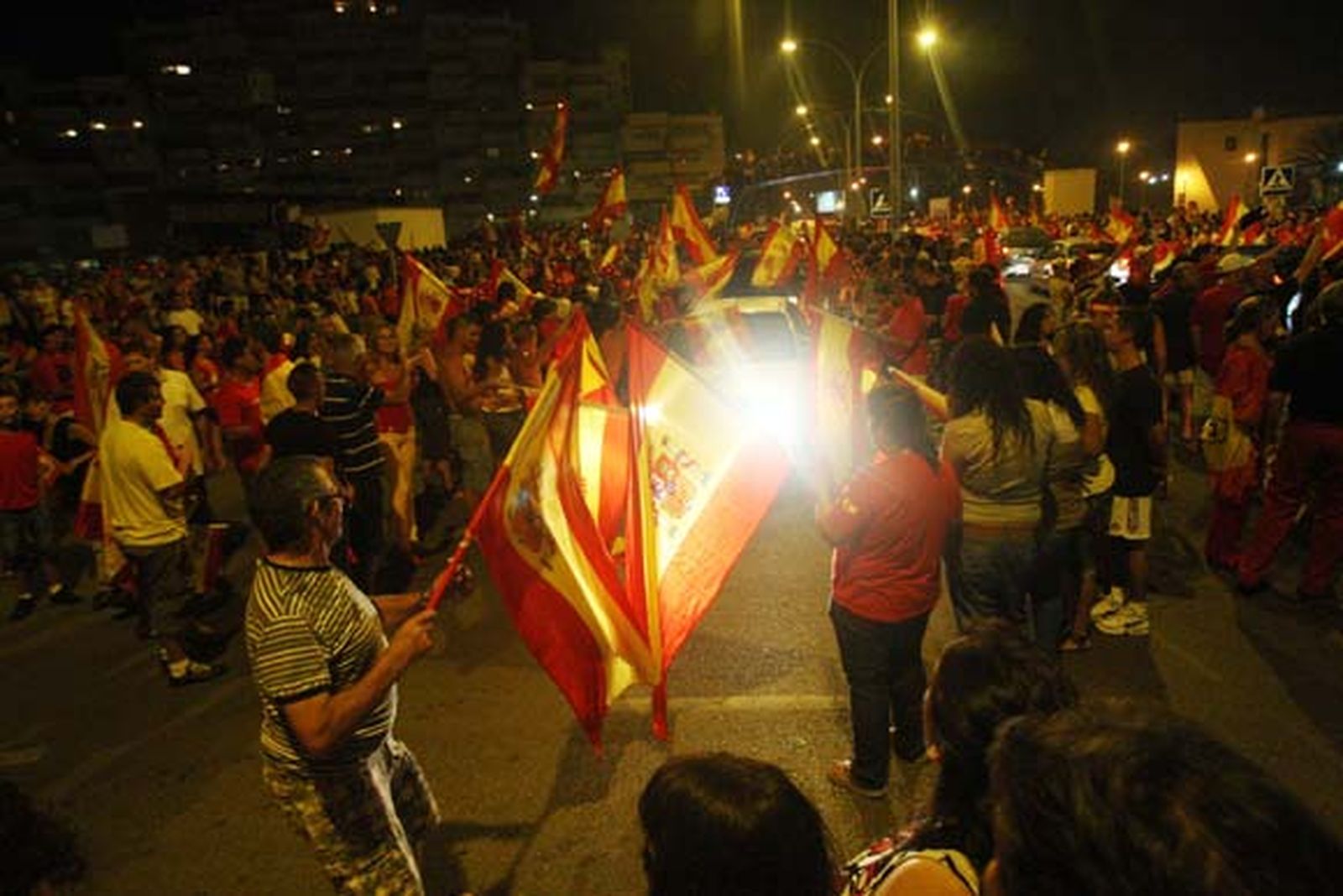 Todos los aficionados salieron a la calle a celebrar la victoria del Mundial vestidos con los colores de la selección

Foto: J.M. Quinones