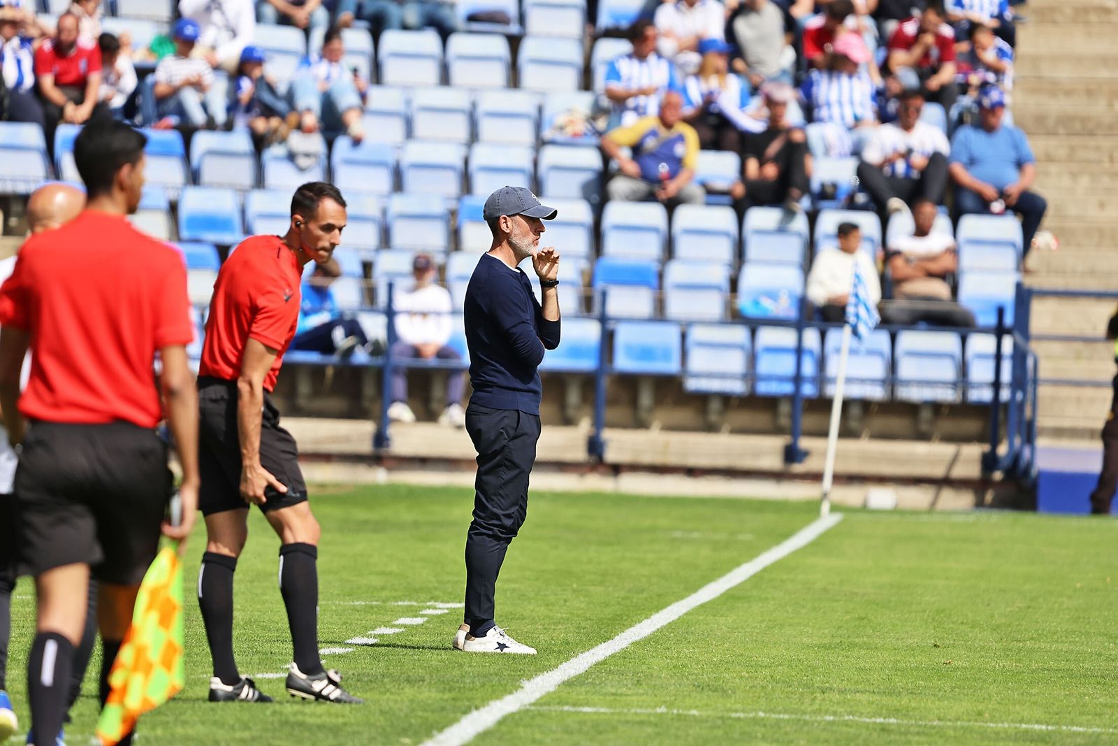 Abel Gómez, en la banda del Nuevo Colombino.