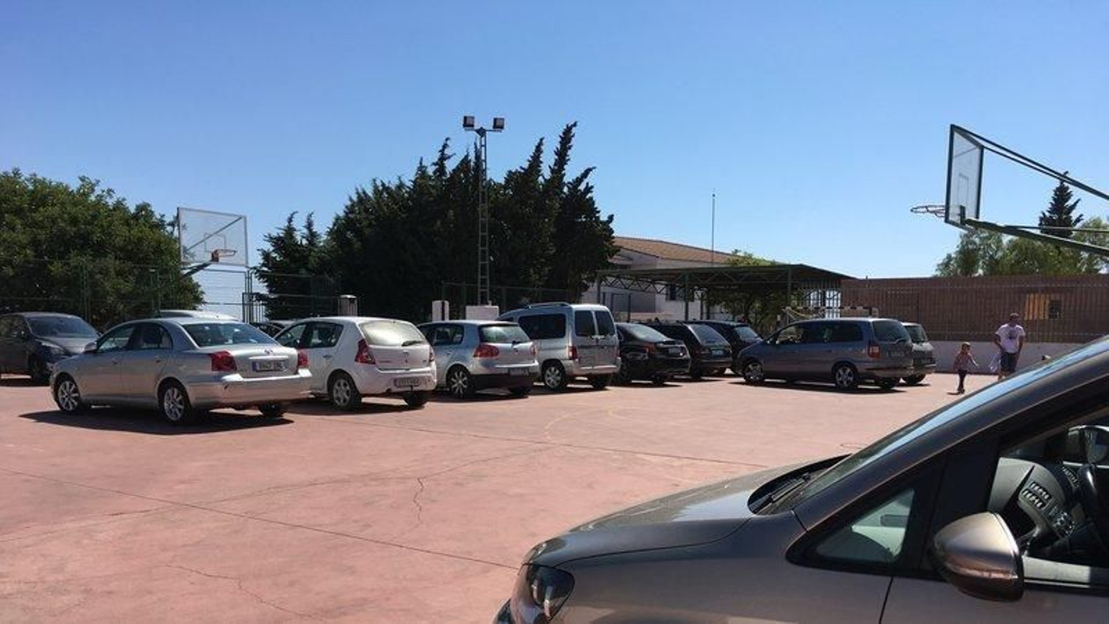 Imagen de los coches aparcados dentro del patio.