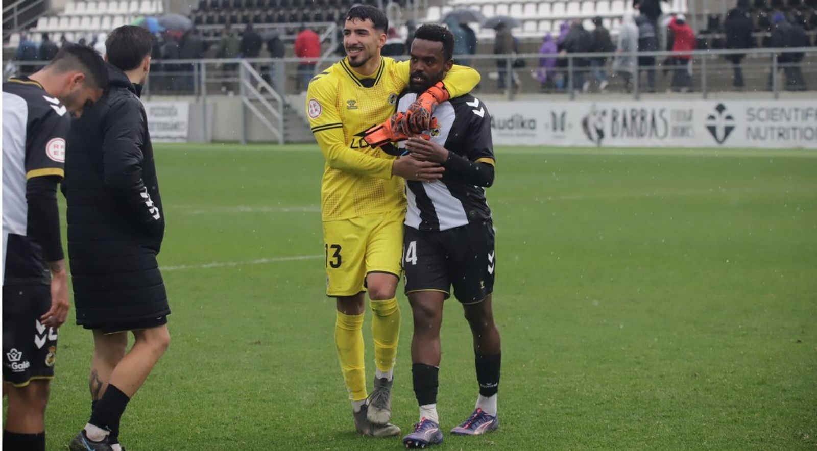 Brian Mahugo y Aschalew Sanmartí celebran la victoria sobre el Córdoba B