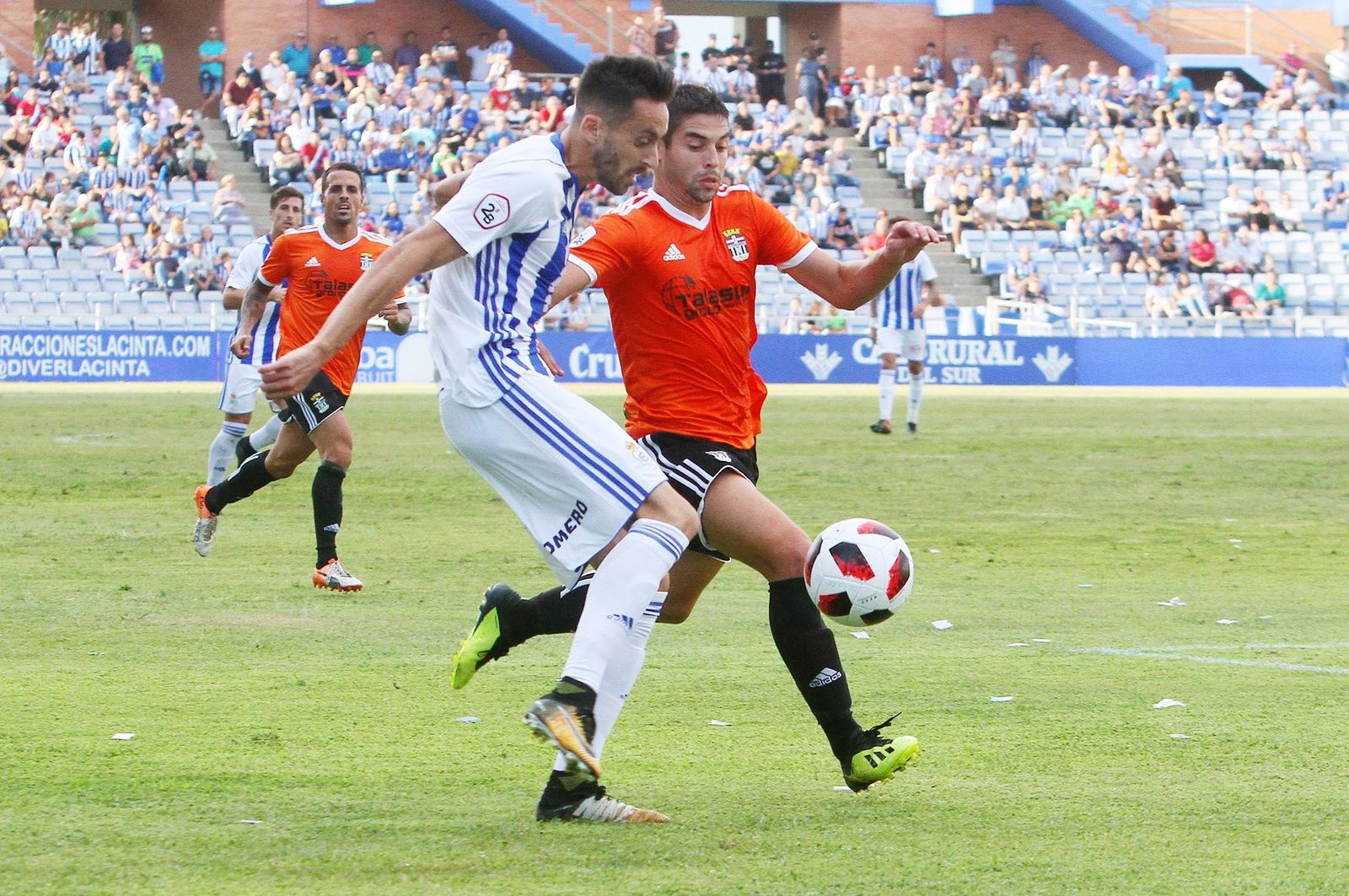 Iago Díaz intenta desbordar a un rival en un partido.