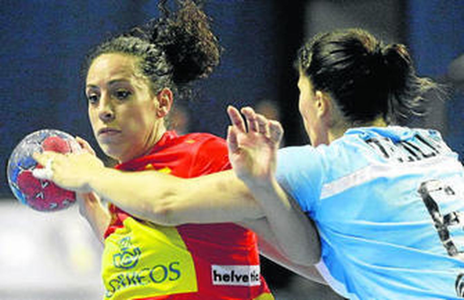 Nuria Benzal, con el balón durante un partido con la selección.