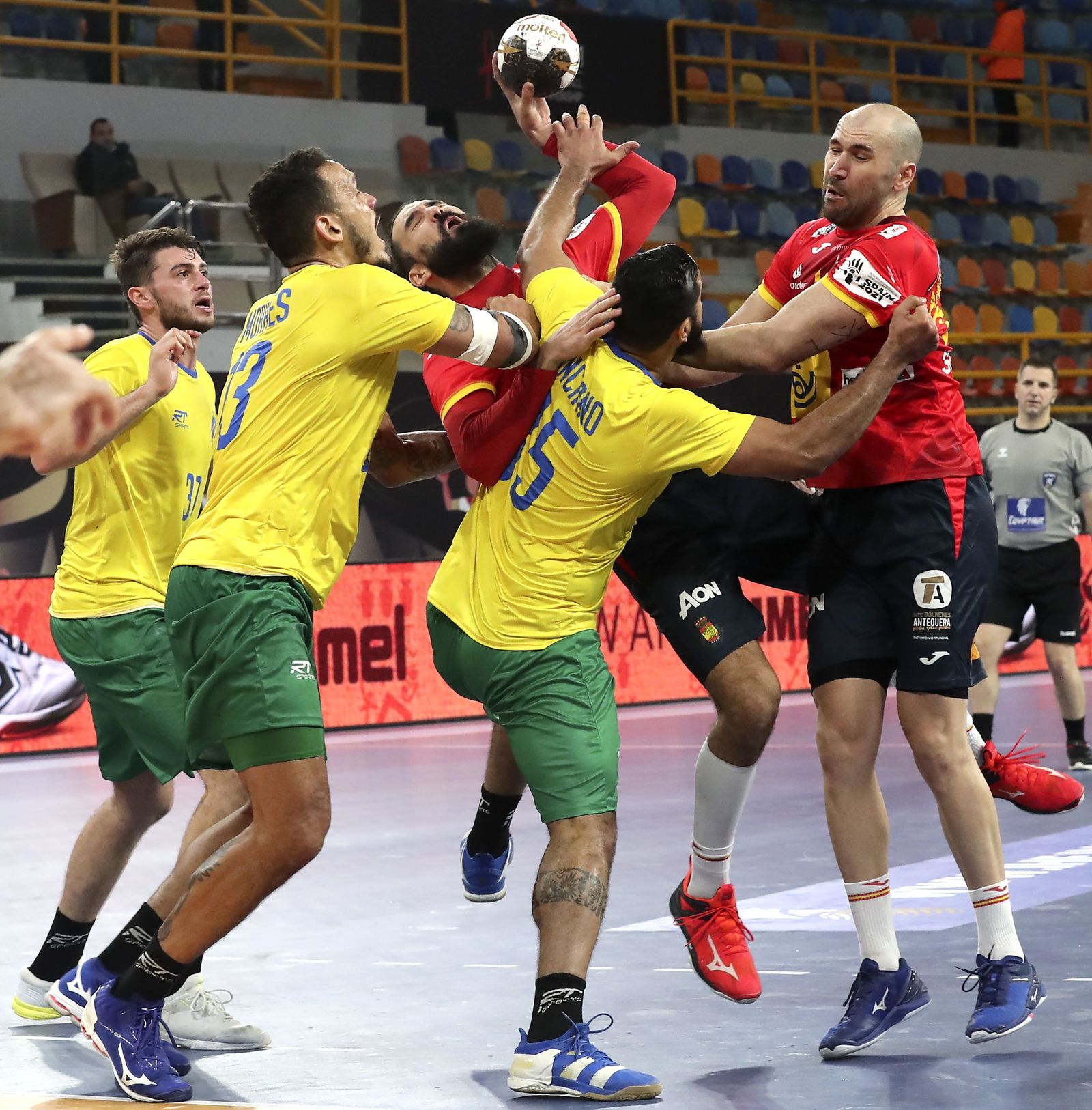 Maqueda sufre la dureza de la defensa brasileña en una acción junto a Joan Cañellas.