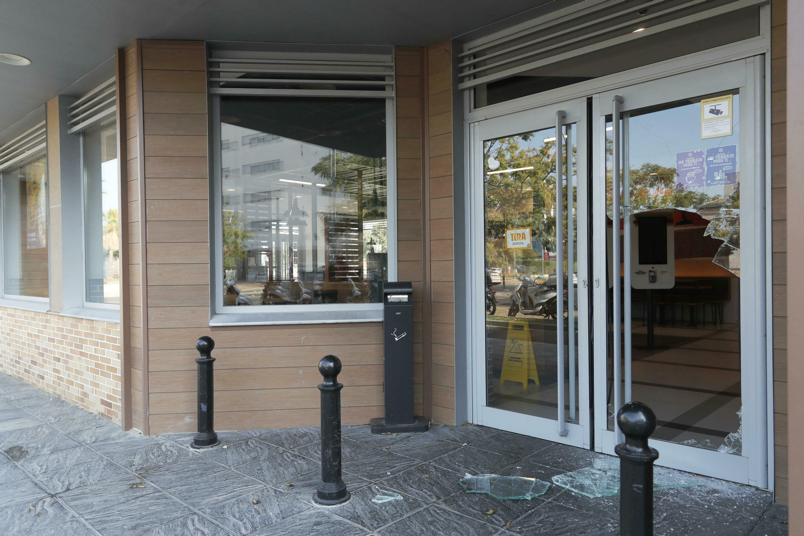 La puerta del restaurante, destrozada.