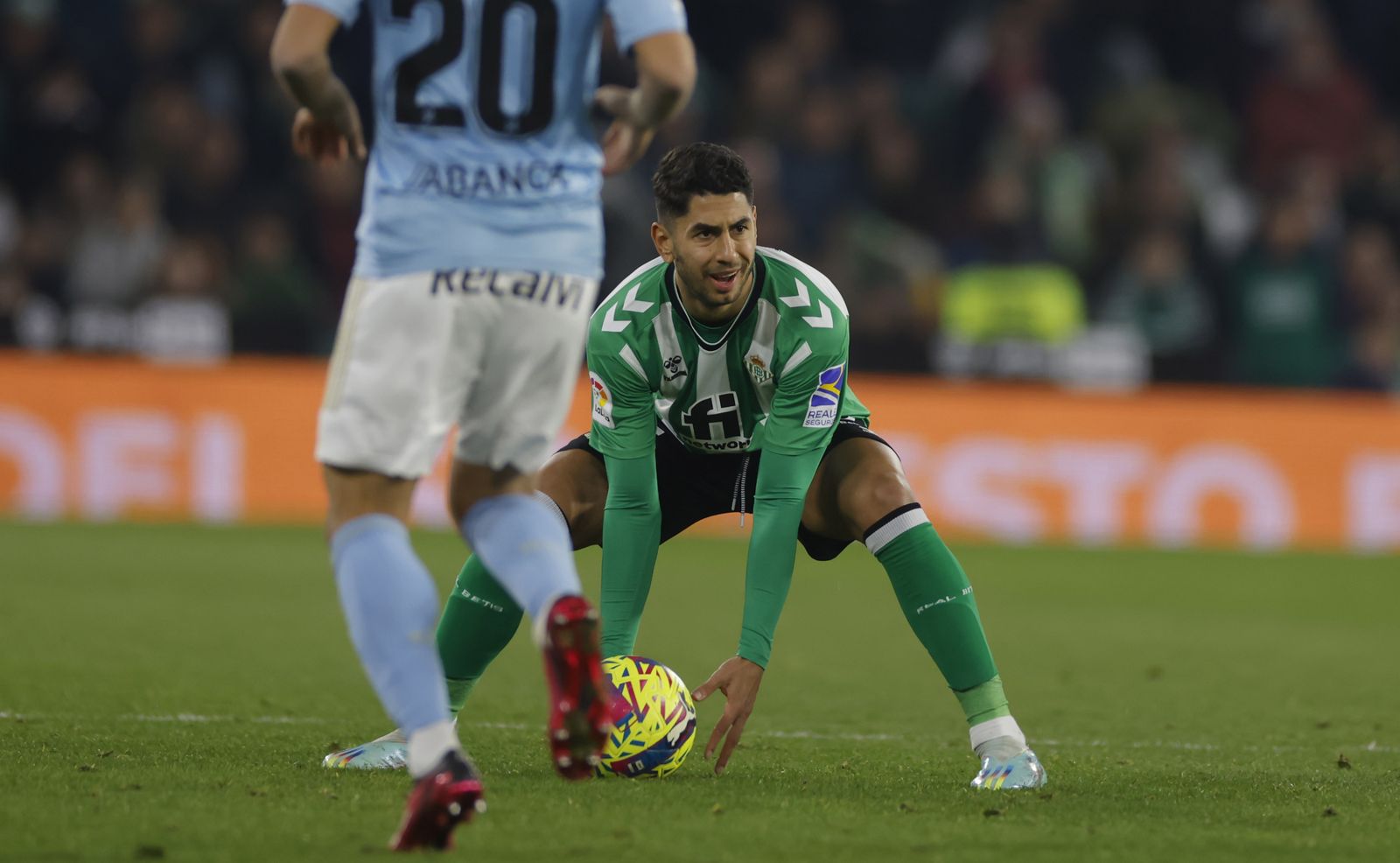 Ayoze, que debutó con el Betis, se lamenta de una decisión arbitral.