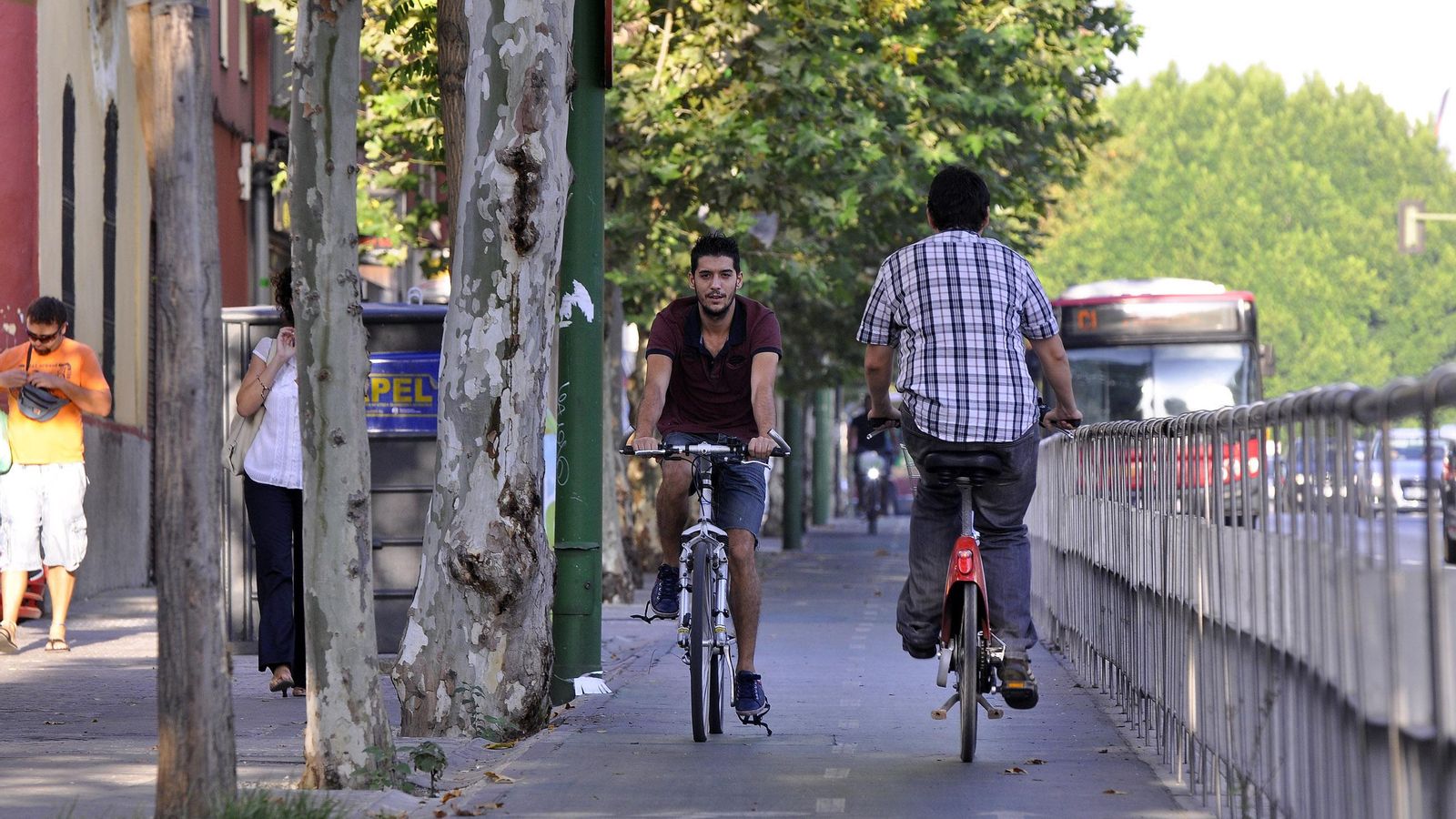 Dos usuarios del carril bici en Sevilla.