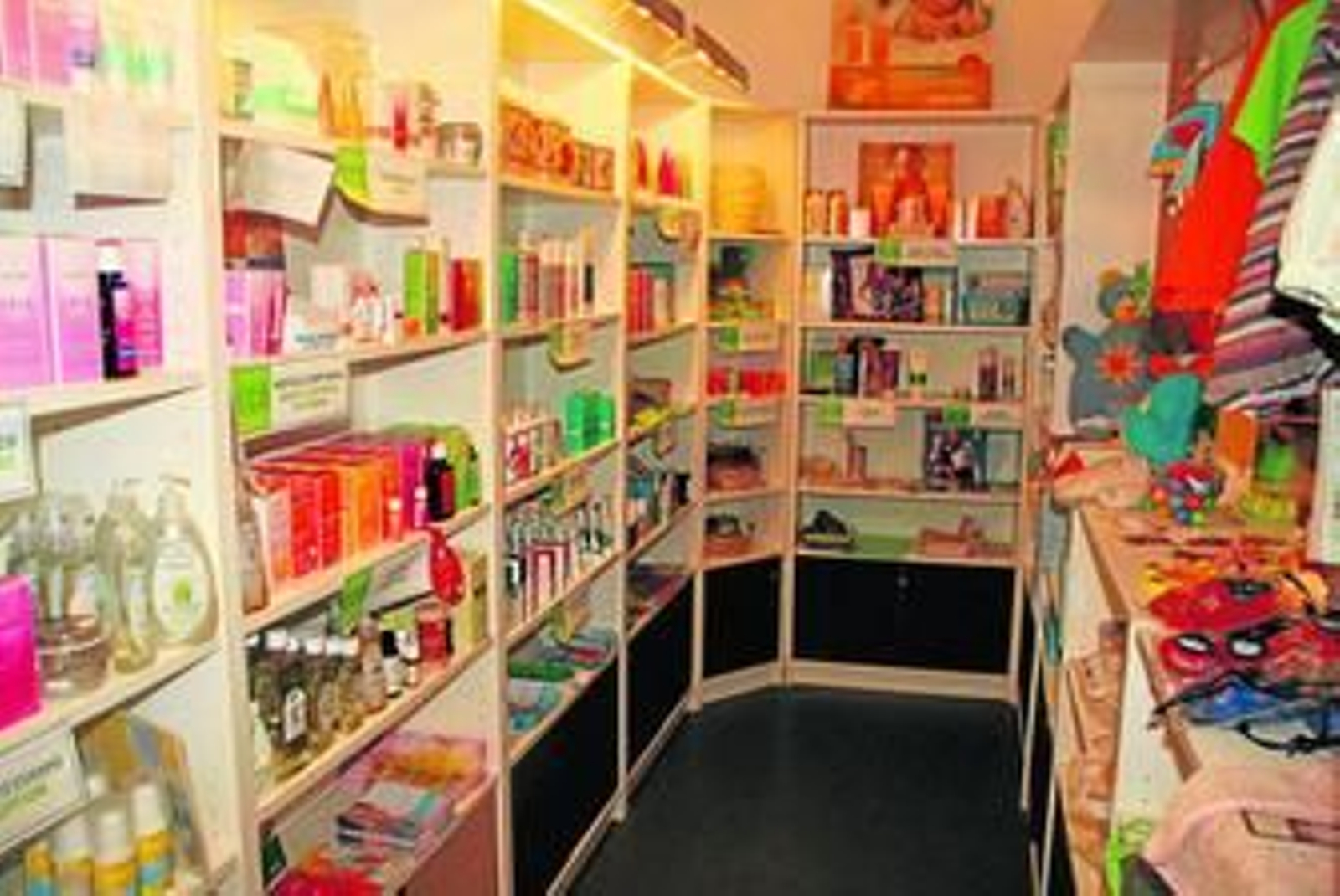 Interior de un establecimiento de Tarifa en el que se venden todo tipo de productos ecológicos que respetan el medio ambiente y son más sanos.