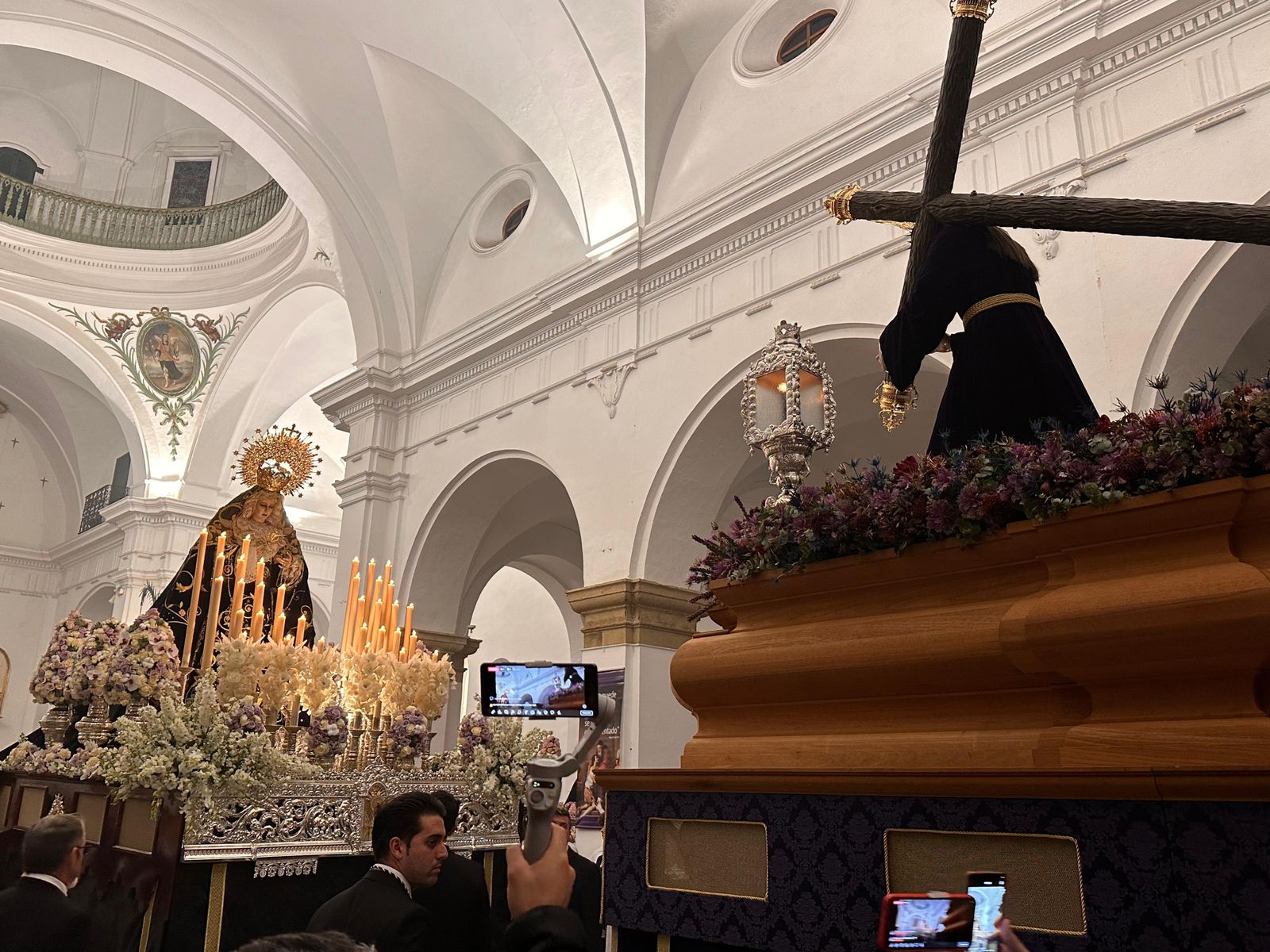 Dolores y Nazareno, en la iglesia de Los Barrios, ayer.