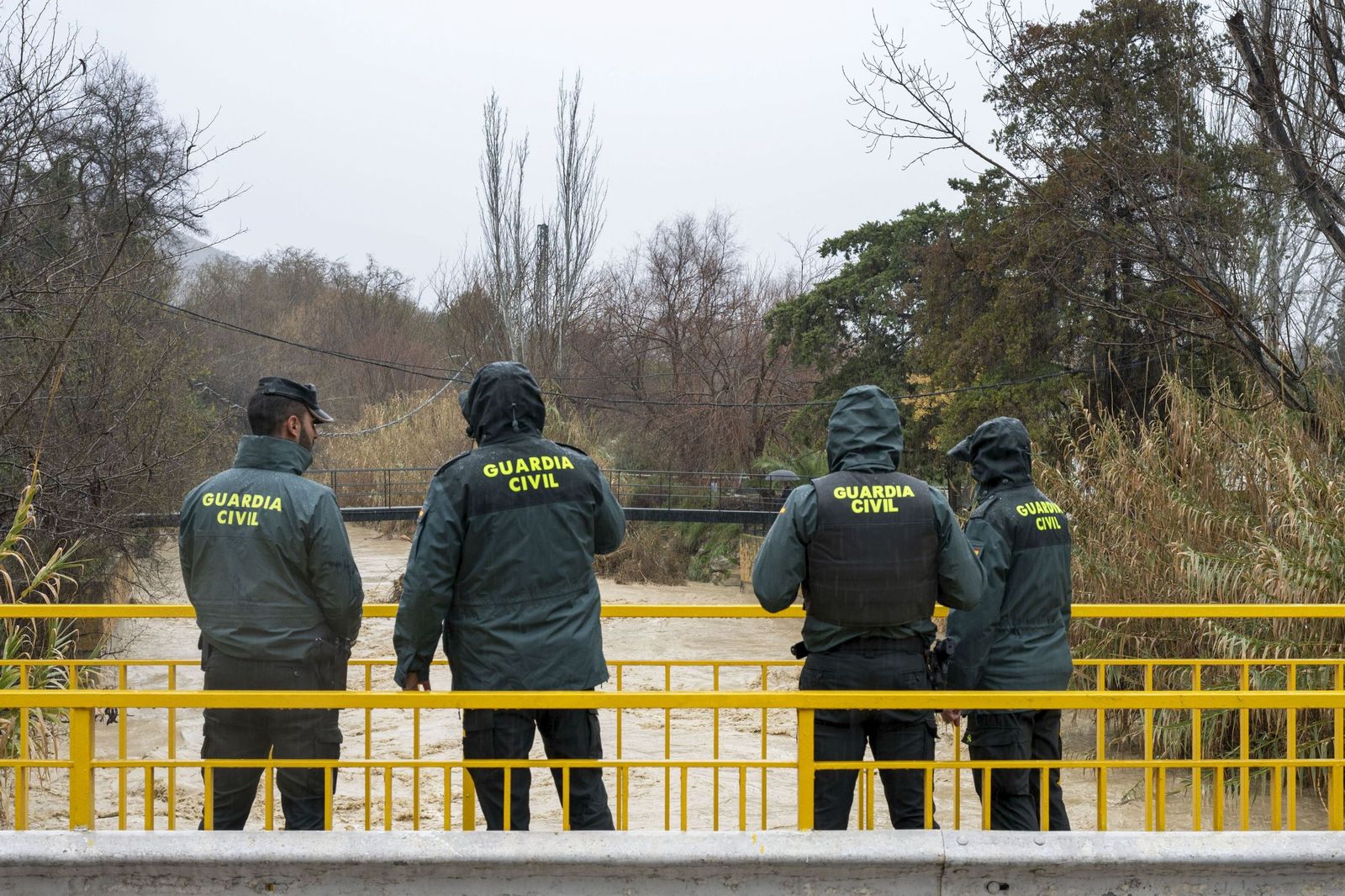 Efectivos de la Guardia Civil vigilan el cauce del río Jaén.