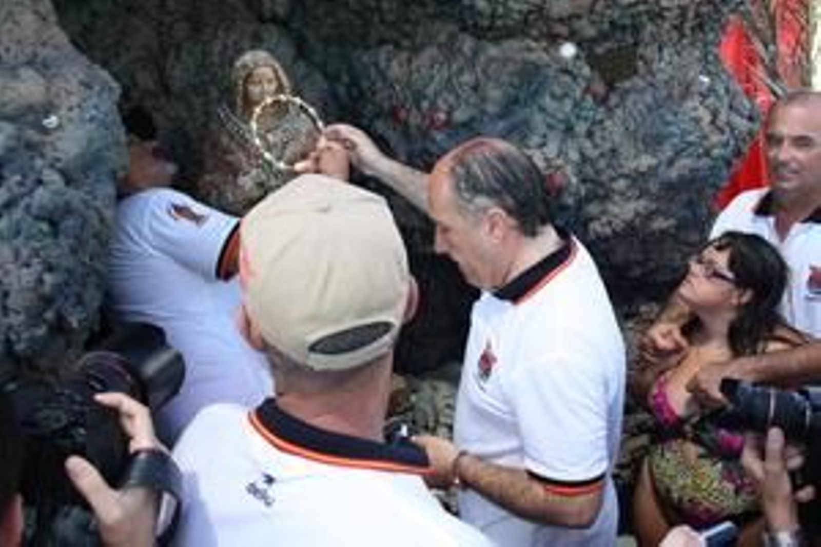 Miles de fieles recibieron con entusiasmo a la imagen en su llegada a la playa.

Foto: Fran Montes