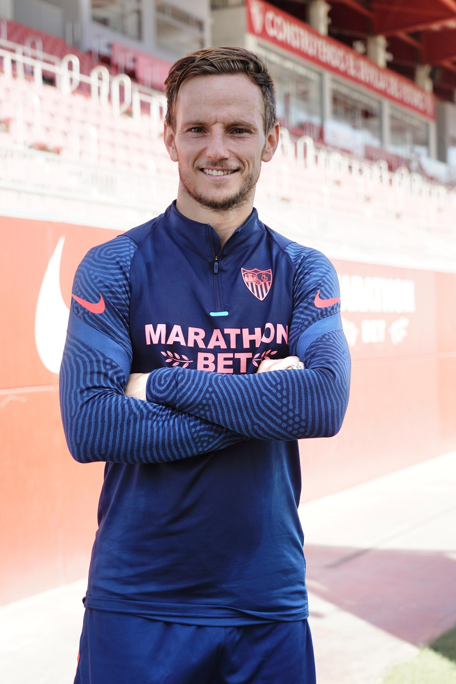 Rakitic posa en el estadio Jesús Navas.