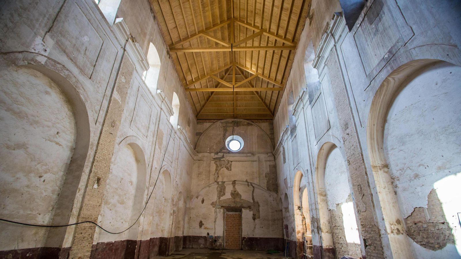 La antigua iglesia de San Laureano con la cubierta renovada en el año 2020.