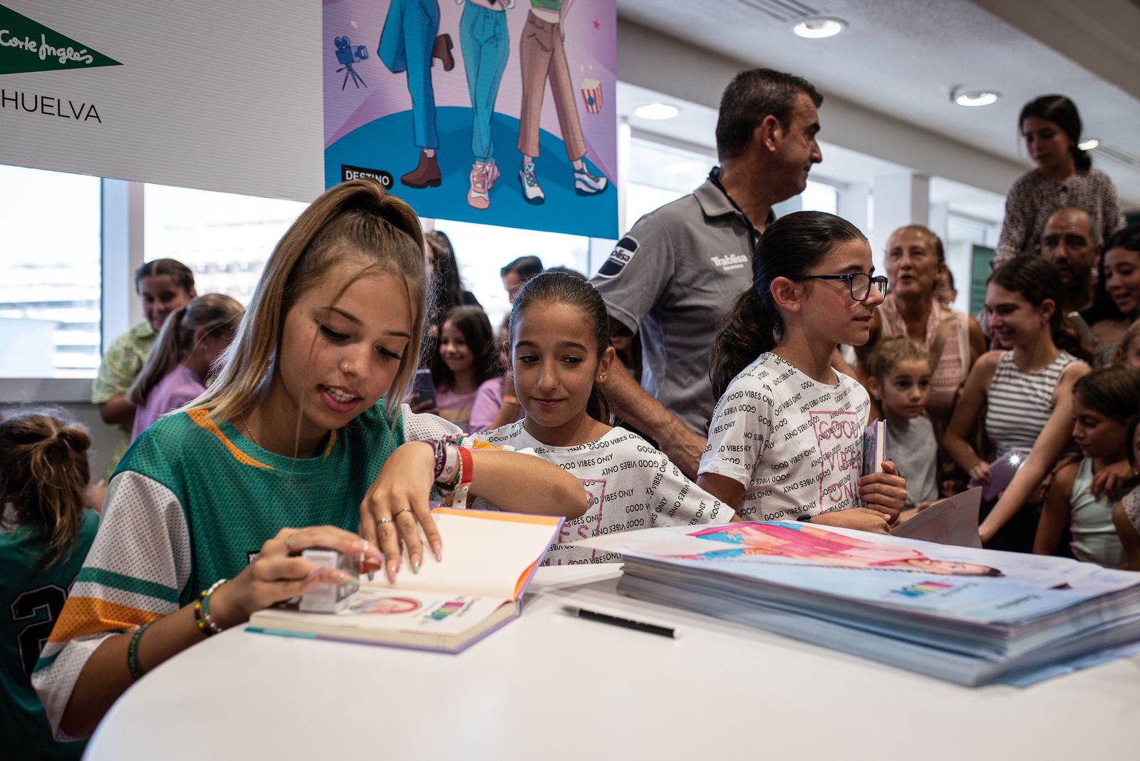 Imágenes de la firma de libros de la youtuber Indy en El Corte Inglés
