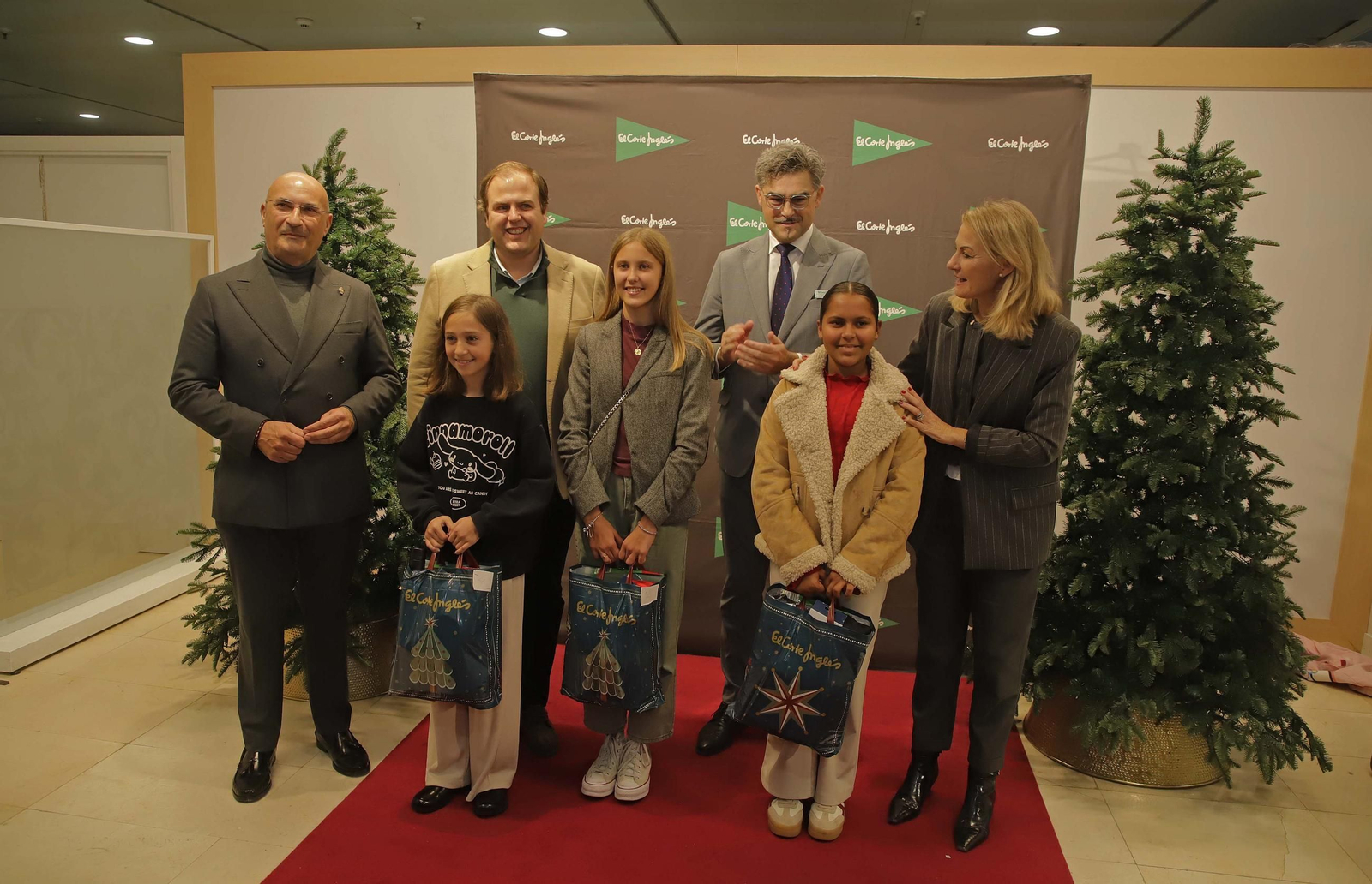 Fotos de la entrega de los premios Pinta y dibuja la Navidad en El Corte Inglés de Algeciras